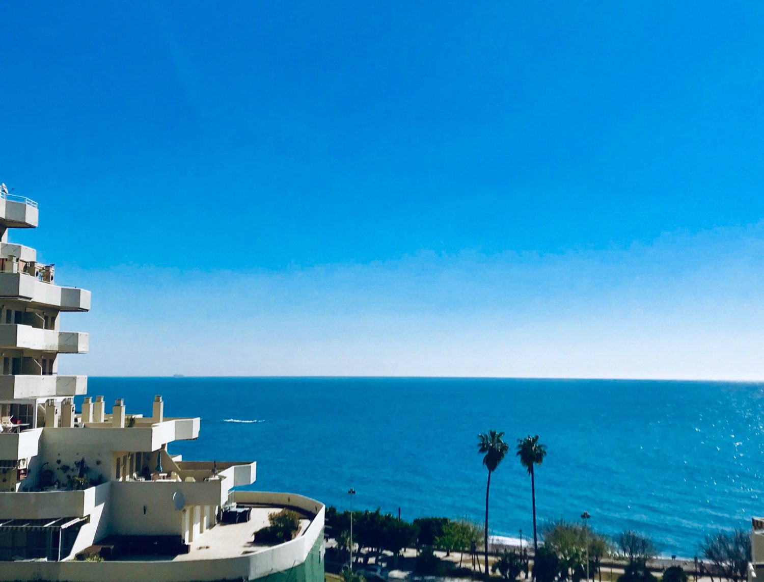Se alquila magnífico apartamento con vistas al mar MEDIA TEMPORADA desde el 1/11/2024 - 31/1/2025 en 1ª línea de playa en BENALMADENA