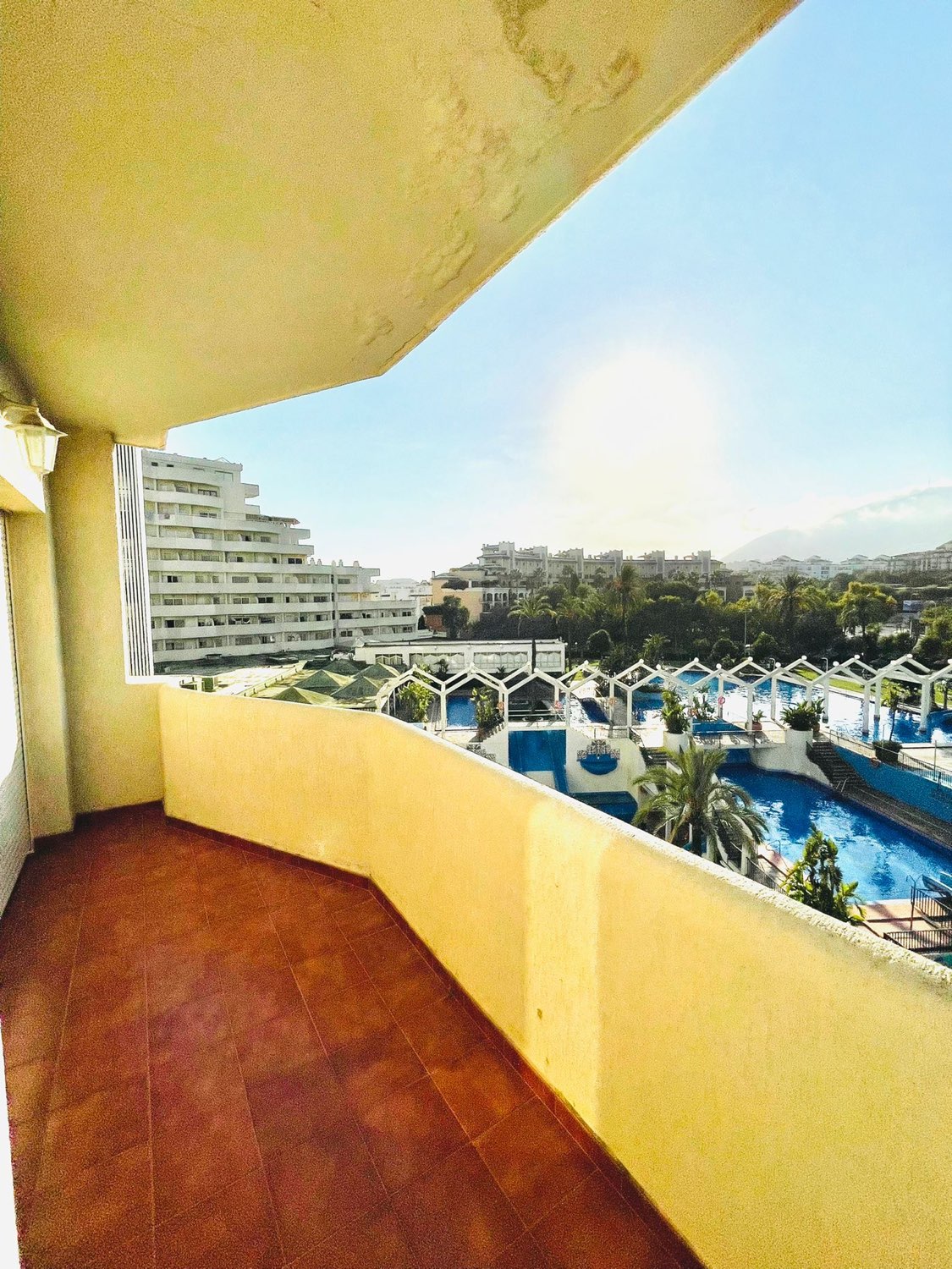 Te huur vanaf 01/10/2024-31/5/2025 Mooi appartement met uitzicht op zee op de 1e lijn van het strand in Benalmádena