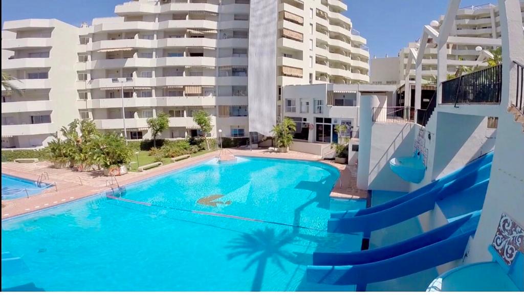 Se alquila MEDIA TEMPORADA del 15/09/2024 - 15/06/25 bonito apartamento con vistas al mar en 1ª linea de playa Benalmádena Costa