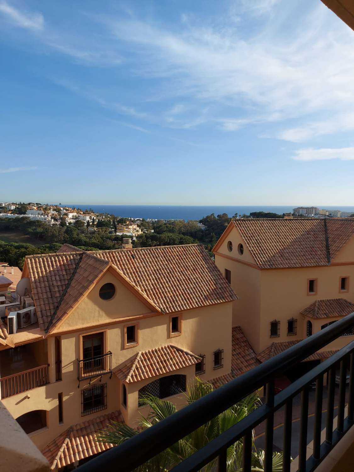 Mid-season Rent from 1/9/2024 - 30/6/2025 and from 1-31/7/2024 and from 1/8/-14/8/2024 beautiful apartment with sea views in Benalmadena.