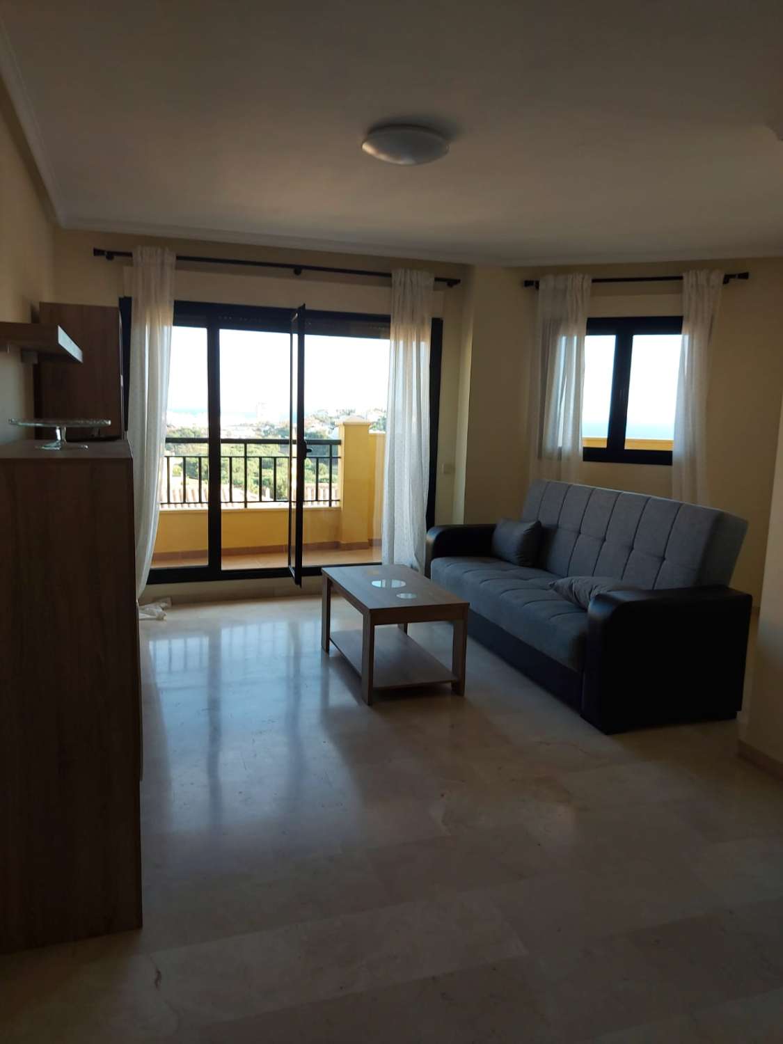 Mid-season Rent from 1/9/2024 - 30/6/2025 and from 1-31/7/2024 and from 1/8/-14/8/2024 beautiful apartment with sea views in Benalmadena.