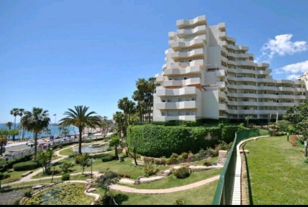 For rent MID SEASON 01/09/2024 - 30/06/2025 Magnificent apartment on the 1st line of the beach with sea views in Benalmadena.