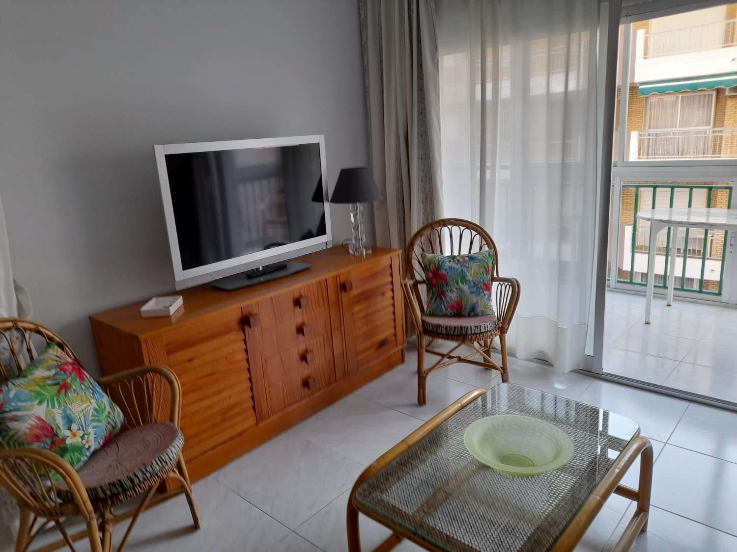 Te huur MIDDENSEIZOEN van 01/09/2023 tot 30/06/2024 Mooi appartement met zijdelings uitzicht op zee op de 2e lijn van het strand in Fuengirola