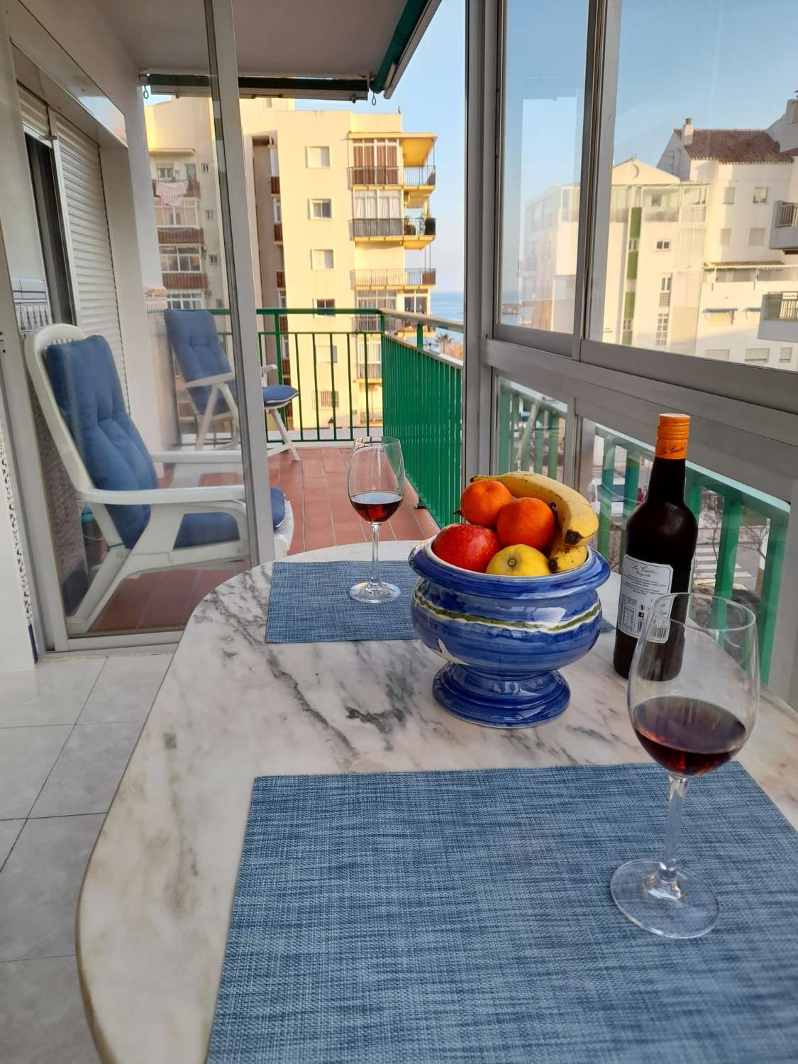 For rent MID-SEASON from 01/09/2023 to 30/06/2024 Nice apartment with side sea views on the 2nd line of the beach in Fuengirola