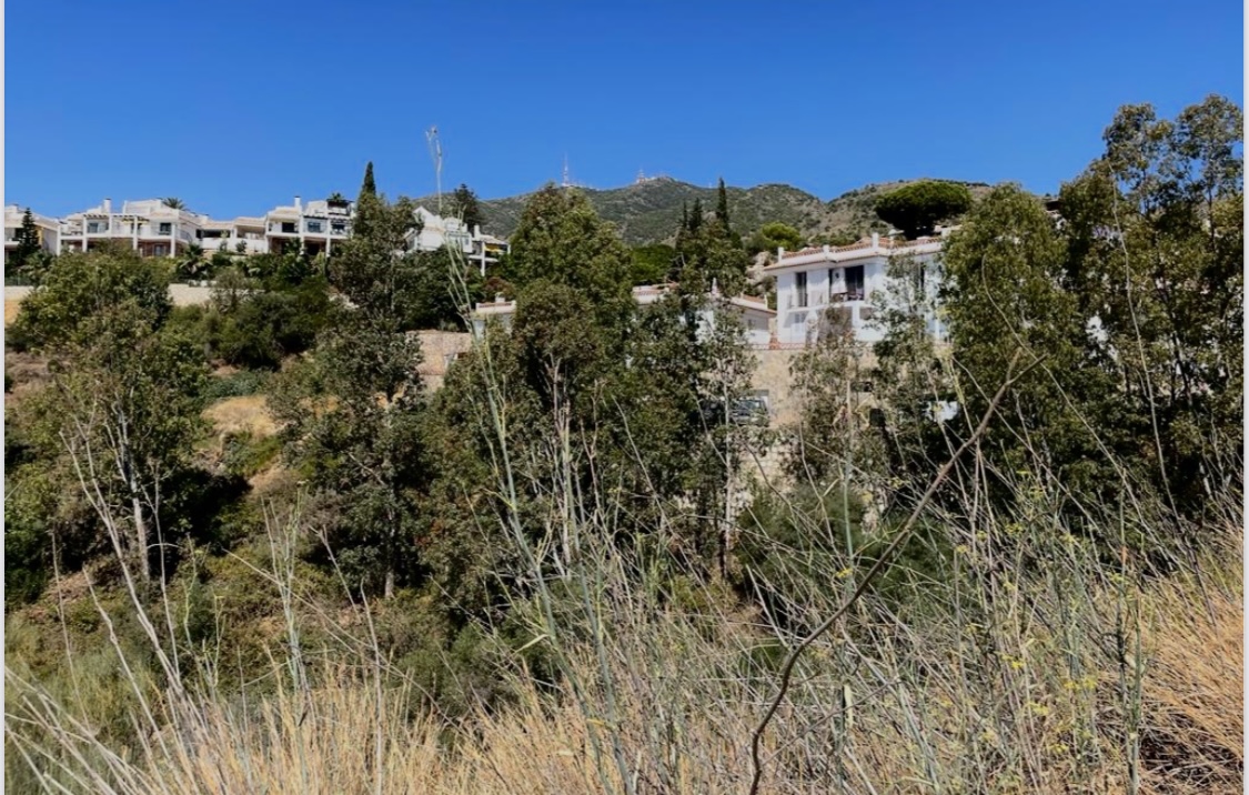 2 plots with side sea views for sale in a very well located urbanization in Benalmadena Costa