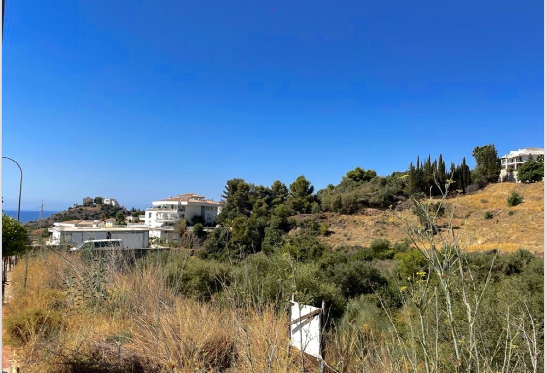2 plots with side sea views for sale in a very well located urbanization in Benalmadena Costa