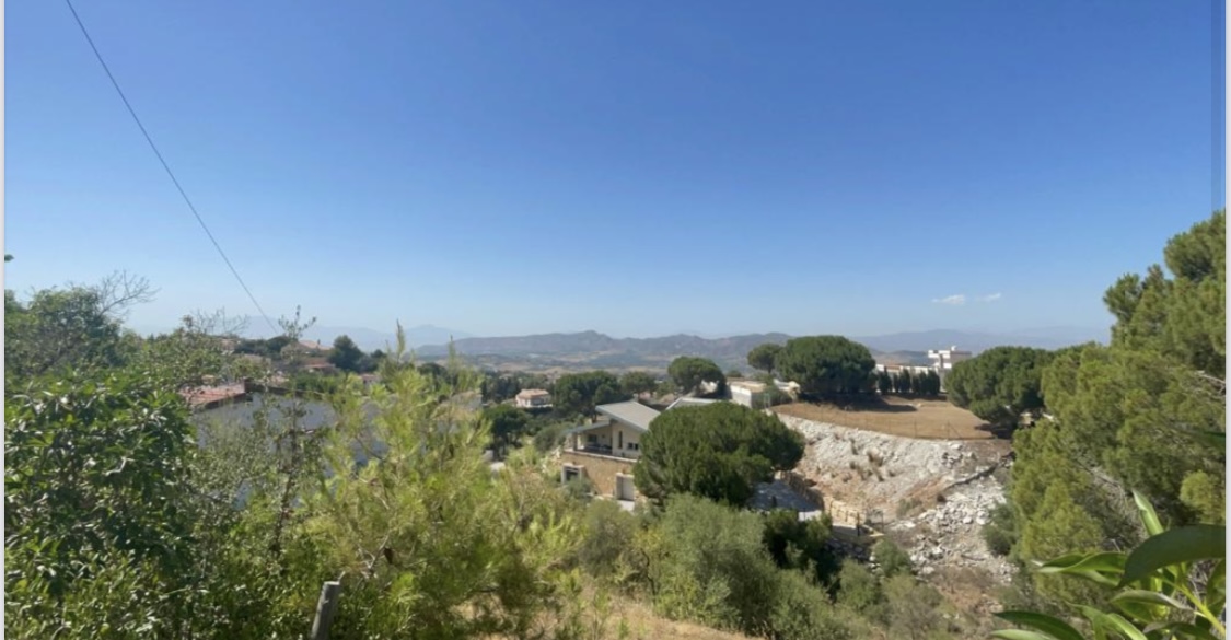 Stadtgrundstück zum Verkauf in schöner Urbanisation von freistehenden Villen mit Bergblick in der Nähe von Alhaurin de la Torre