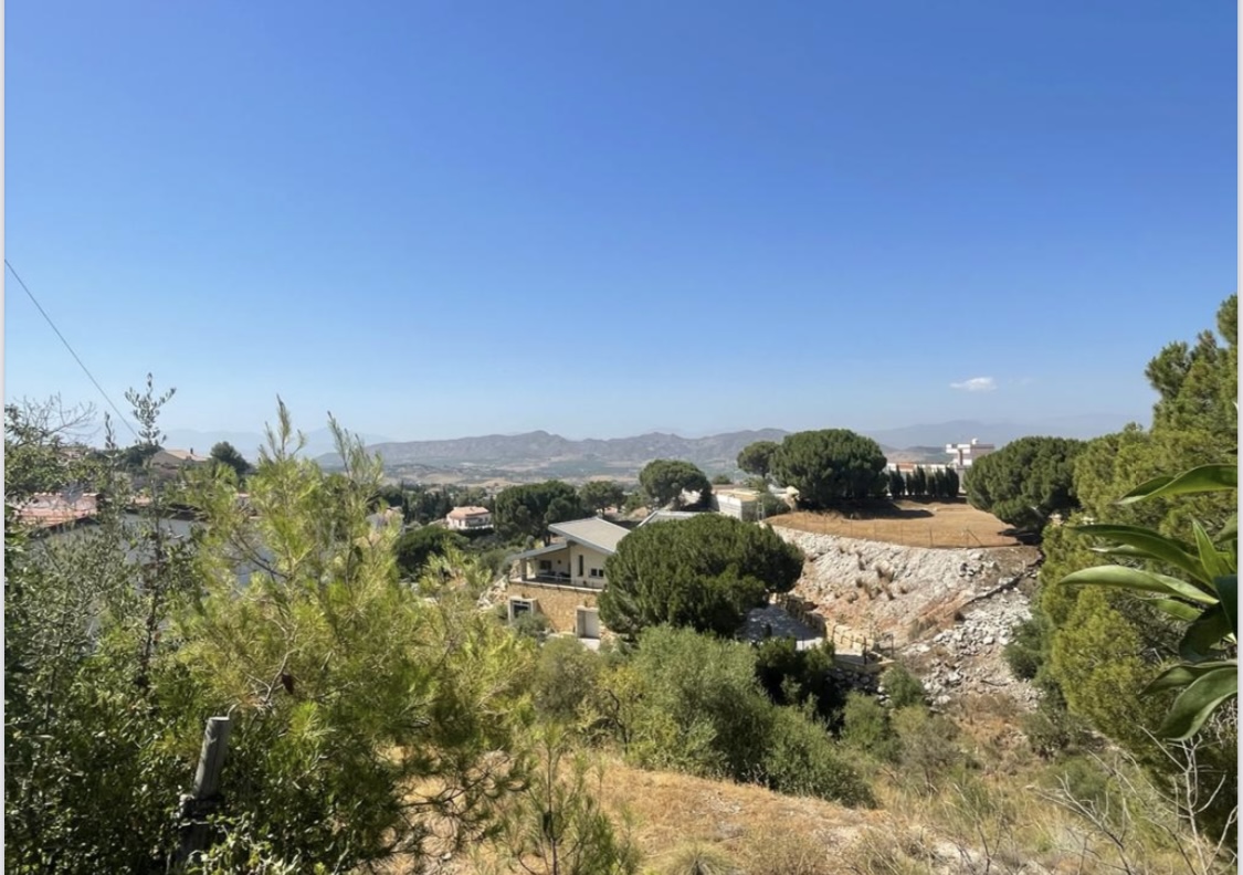 Stedelijk perceel te koop in prachtige urbanisatie van vrijstaande villa's met uitzicht op de bergen in de buurt van Alhaurin de la Torre