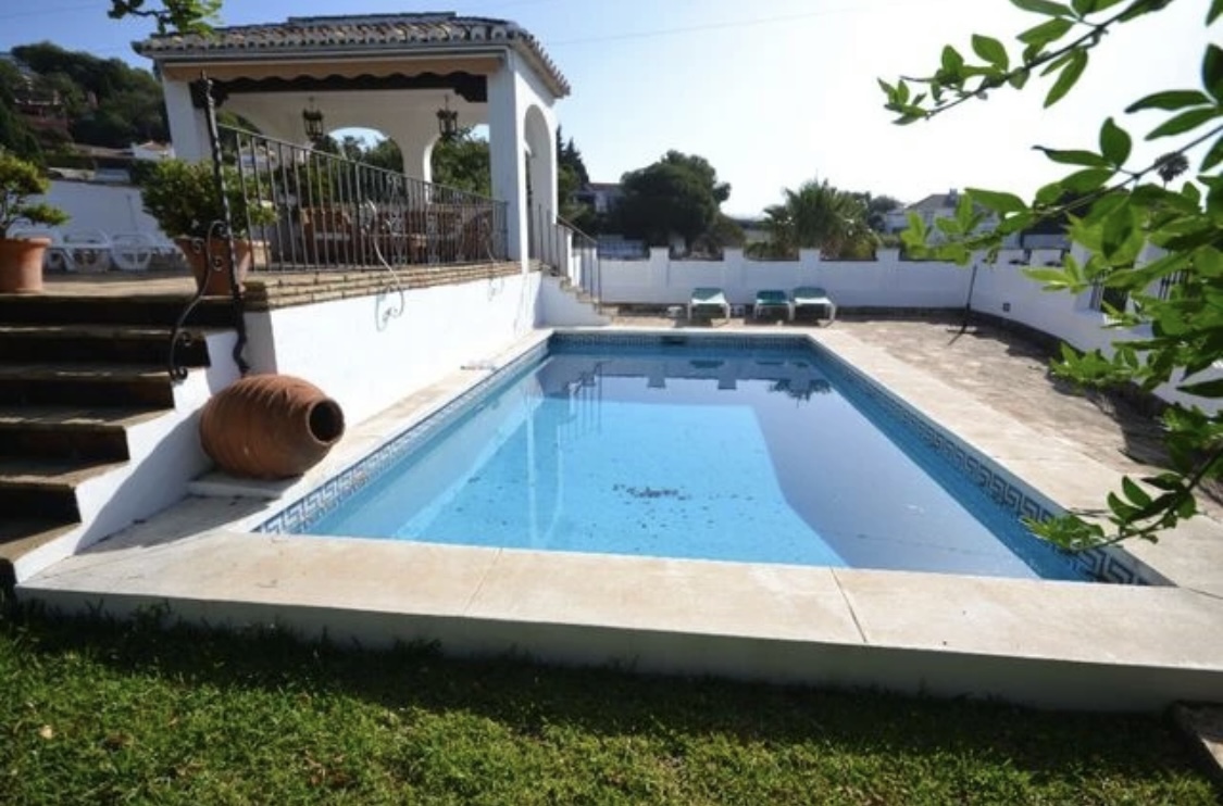 Fabulous villa for sale in residential area of Benalmádena Costa (La Perla area)