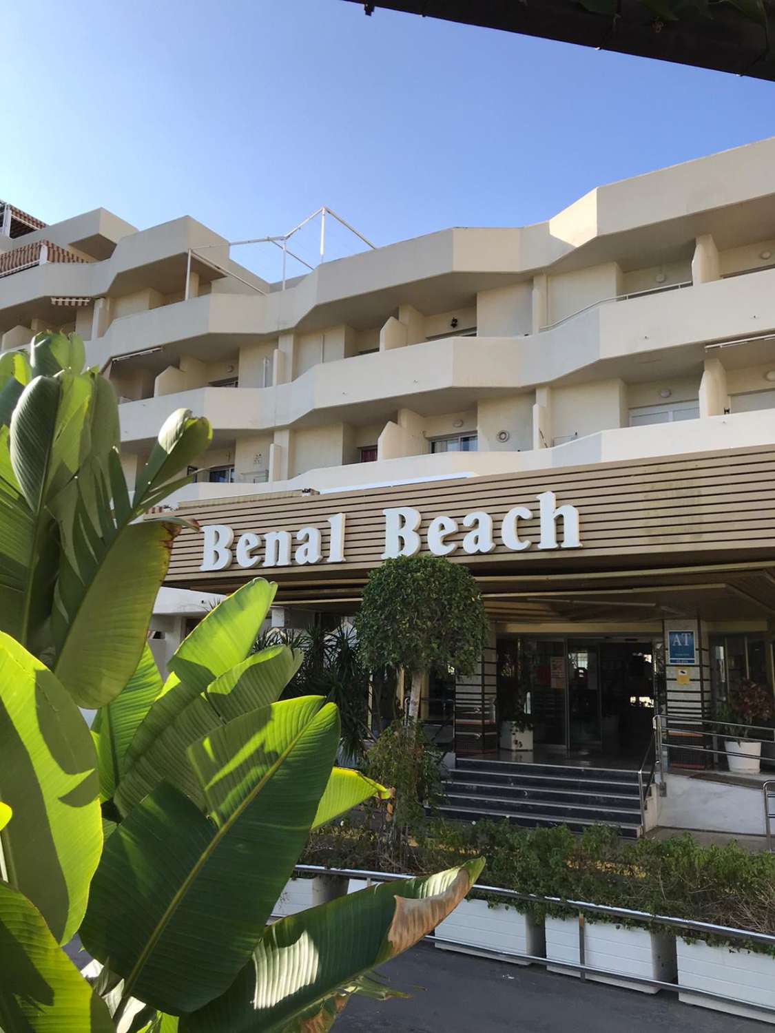 For rent from 1/10/24-31/05/2025 beautiful renovated studio with sea views on the 1st line of the beach in Benalmadena.-