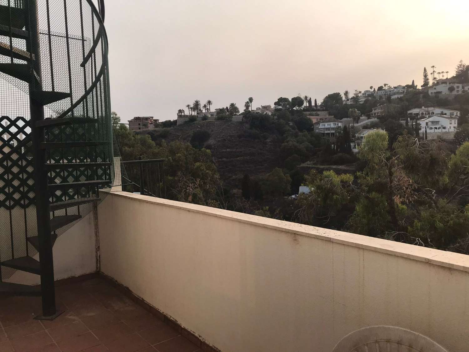 MEDIA TEMPORADA  Se alquila desde 20/9/2023 - 30/06/2024 bonito Atico dúplex  con vistas al mar en Nueva Torrequebrada, Benalmádena
