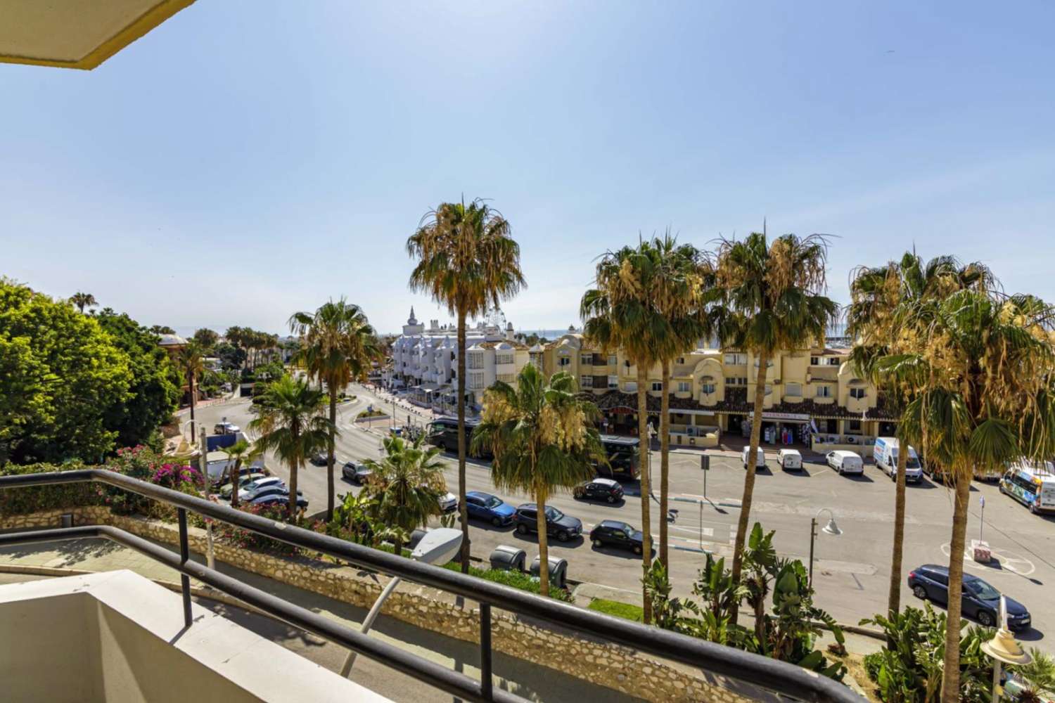 MID-SEASON. FOR RENT FROM 1.10.24-30.4.2025 NICE APARTMENT WITH PARTIAL SEA VIEWS IN PUERTO MARINA (BENALMADENA)