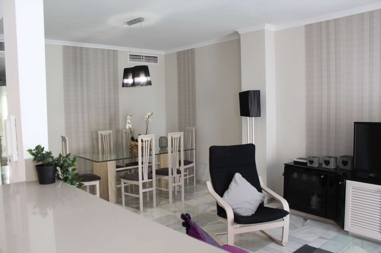 MID-SEASON. FOR RENT FROM NOW UNTIL 30.6.24 AND FROM 15.09.24-30.6.25 NICE APARTMENT IN FUENGIROLA
