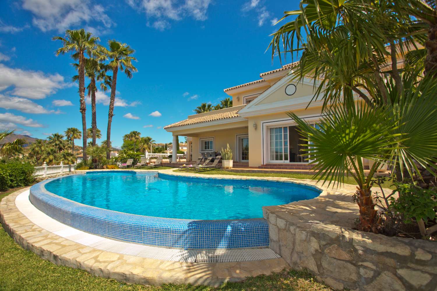 Prächtige Villa zum Verkauf in Mijas Golf