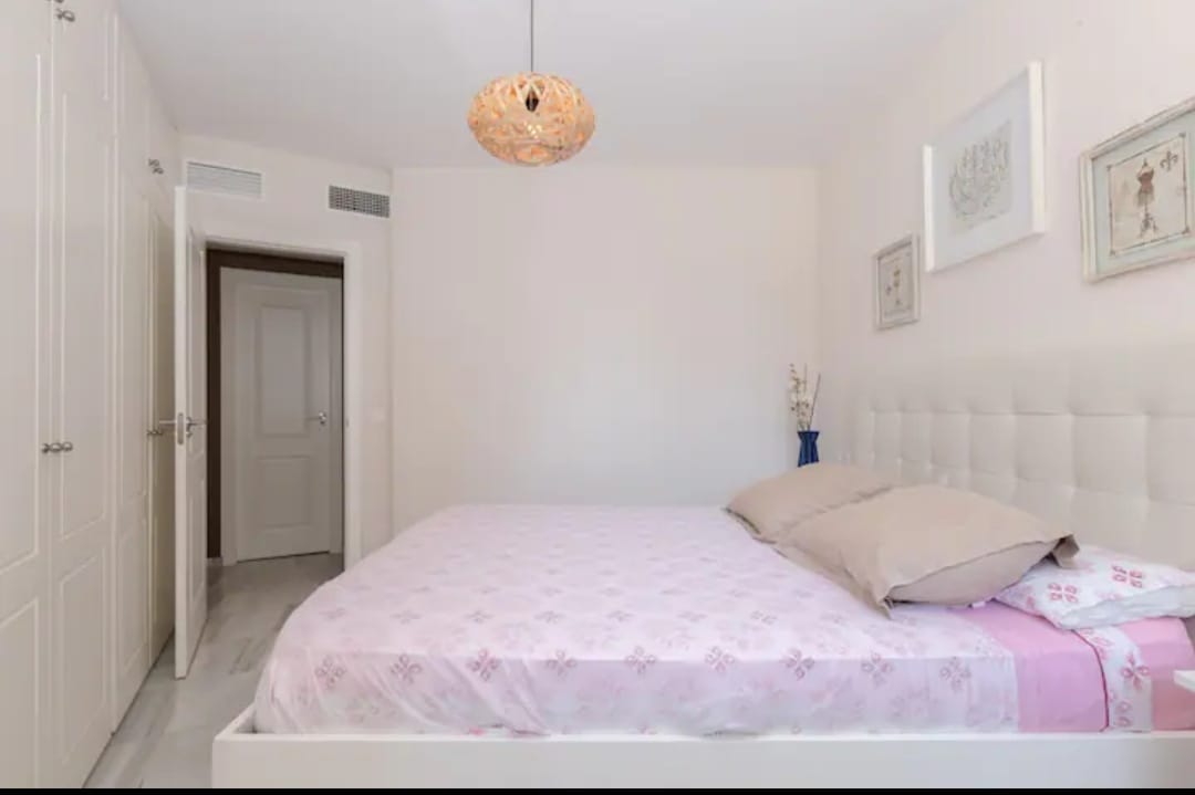 CORTA TEMPORADA  MES DE JULIO 20224  Se alquila bonito apartamento con vistas laterales al mar  en Benalmadena