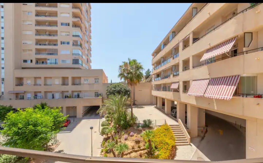 CORTA TEMPORADA  MES DE JULIO 20224  Se alquila bonito apartamento con vistas laterales al mar  en Benalmadena