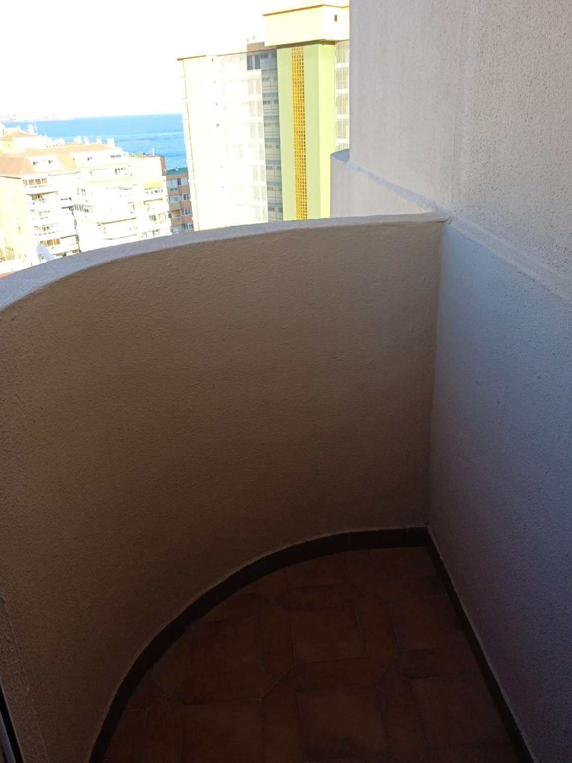 MID-SEASON. FOR RENT FROM 1.9.24-30-6-25 NICE APARTMENT WITH SEA VIEWS IN CARVAJAL AREA (FUENGIROLA)