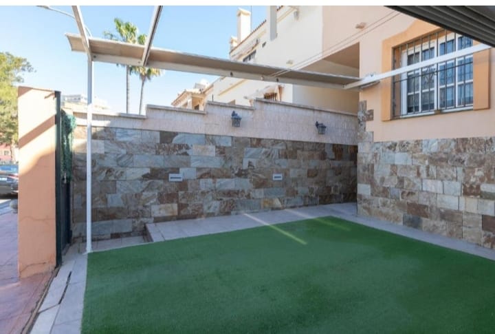 MID-SEASON. For rent from 1.9.24-30.6.25 magnificent Semi-detached House in Torrequebrada (Benalmadena)