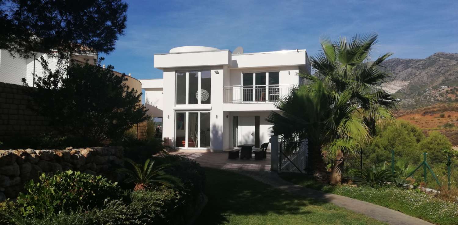 SPEKTAKULÆR Villa til salg i urbanisering af Mijas med panoramaudsigt