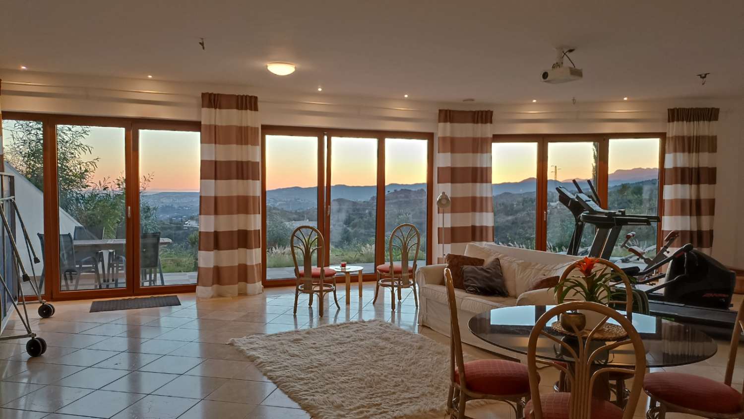 SPEKTAKULÆR villa til salgs i urbanisering av Mijas med panoramautsikt
