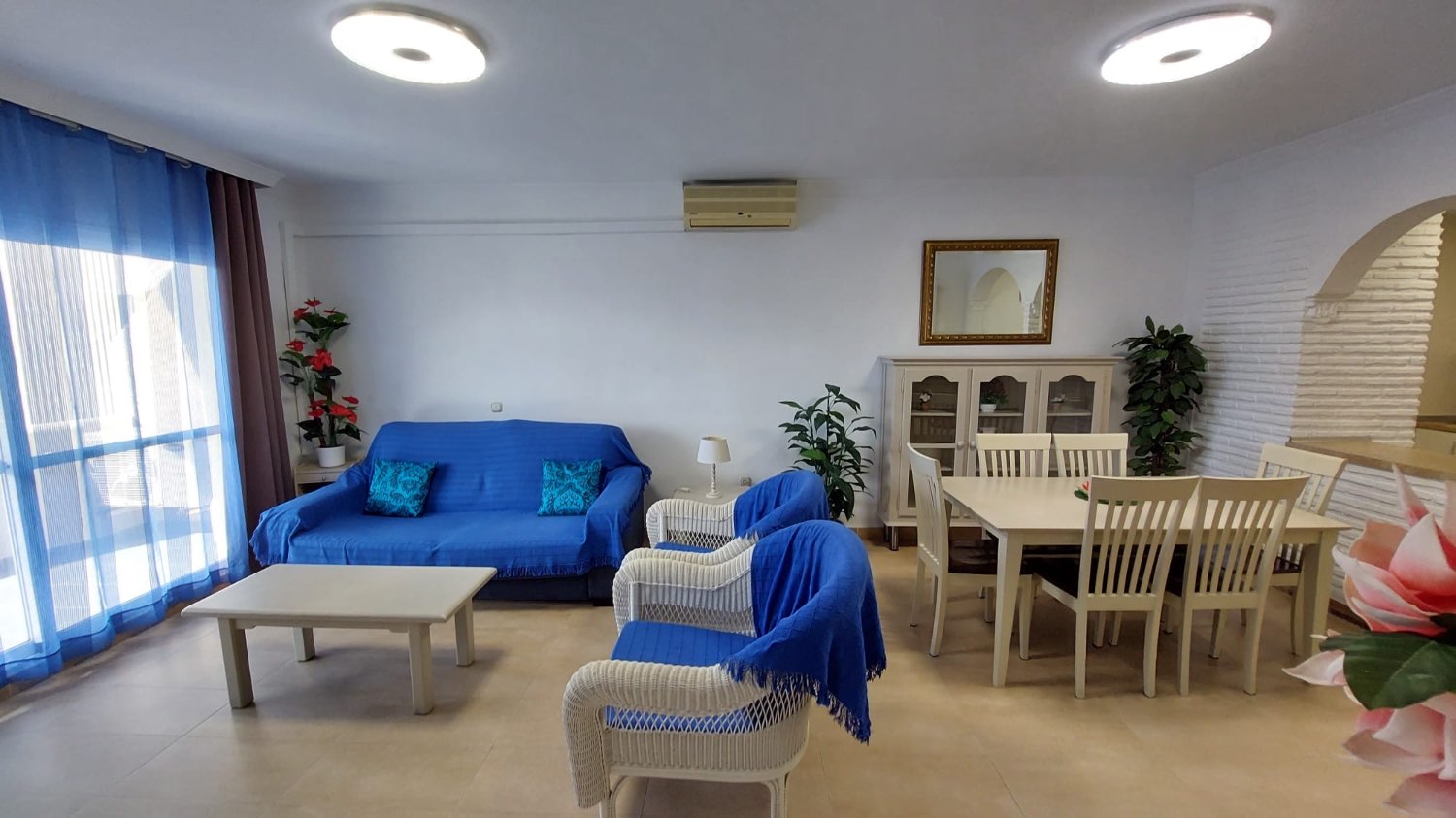 Mid-season . For rent from 1.9.24-22.12.24 and from 1.4.25-31.5.25 magnificent apartment with sea views on the 1st line of the beach in Benalmadena