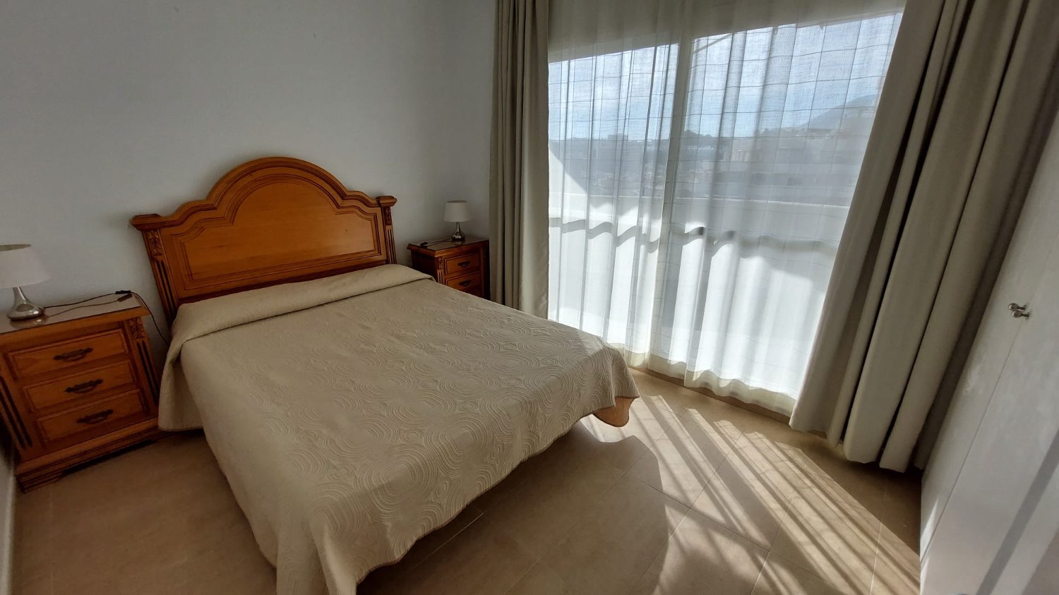 Mid-season . For rent from 1.9.24-22.12.24 and from 1.4.25-31.5.25 magnificent apartment with sea views on the 1st line of the beach in Benalmadena
