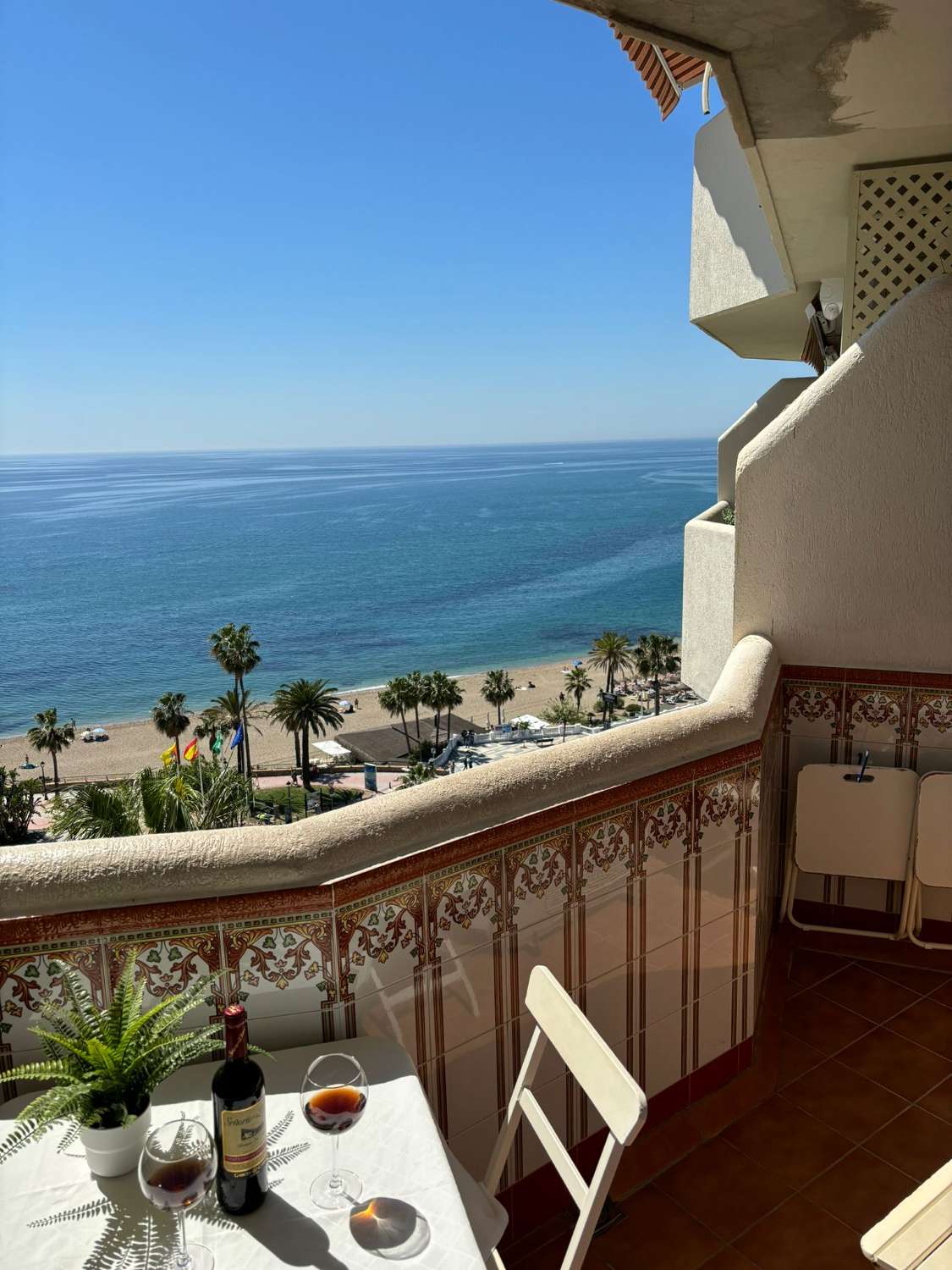 MID-SEASON. FOR RENT FROM 01.11.24 -11.01.25 and 01.10.2025 - 31.12.2025 NICE APARTMENT ON THE 1ST LINE OF THE BEACH WITH SEA VIEWS IN BENALMADENA