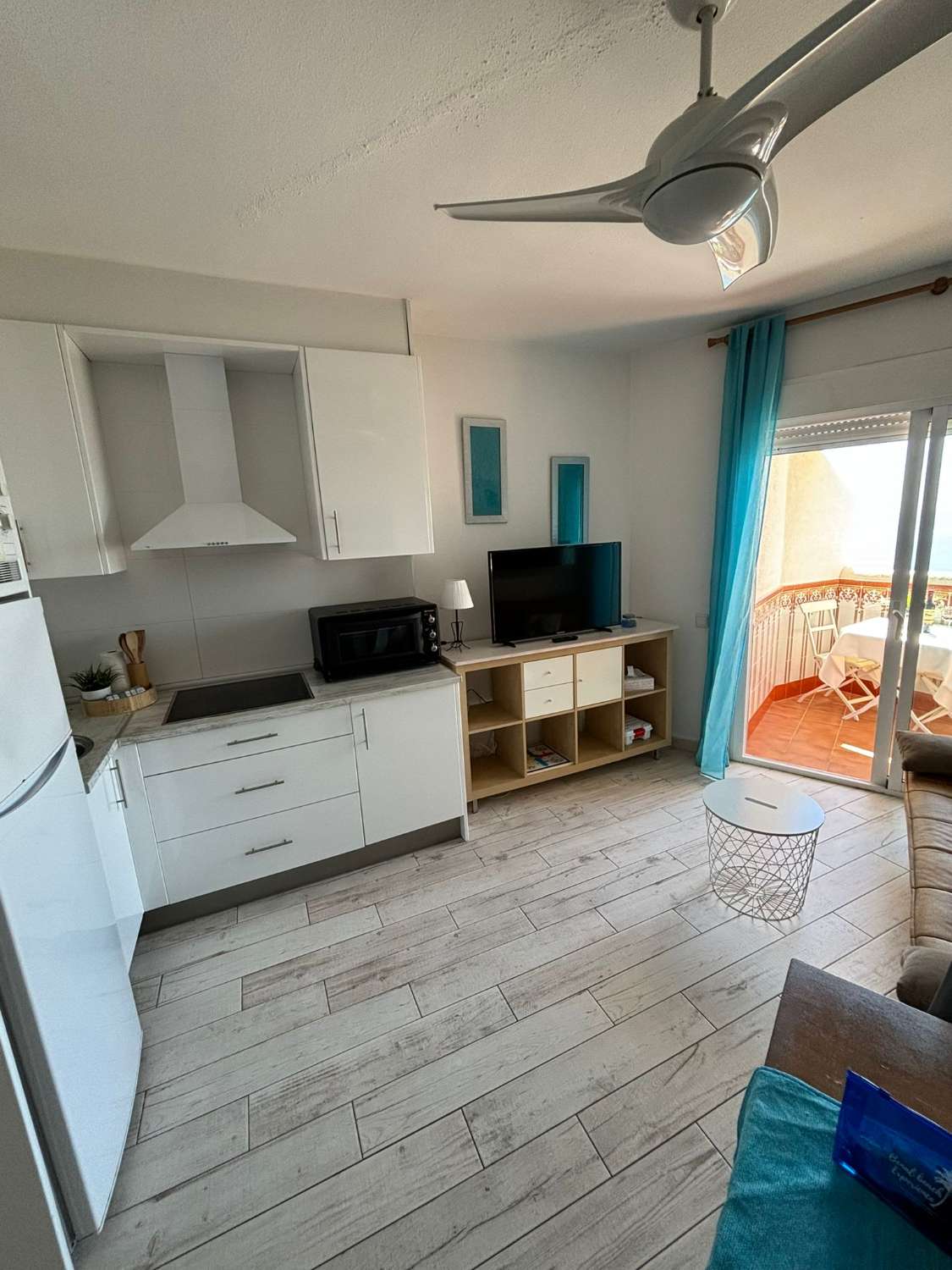 MID-SEASON. FOR RENT FROM 01.11.24 -11.01.25 and 01.10.2025 - 31.12.2025 NICE APARTMENT ON THE 1ST LINE OF THE BEACH WITH SEA VIEWS IN BENALMADENA