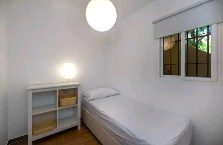 Hiljattain kunnostettu 2 makuuhuoneen pohjakerroksen huoneisto vuokrattavana Benalmádenassa 15.9.2024 - 30.9.2025