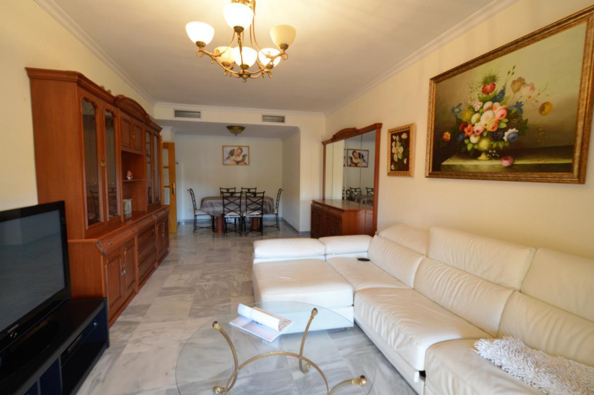 En venta bonito y amplio apartamento en Nueva Torrequebrada (Benalmadena).-