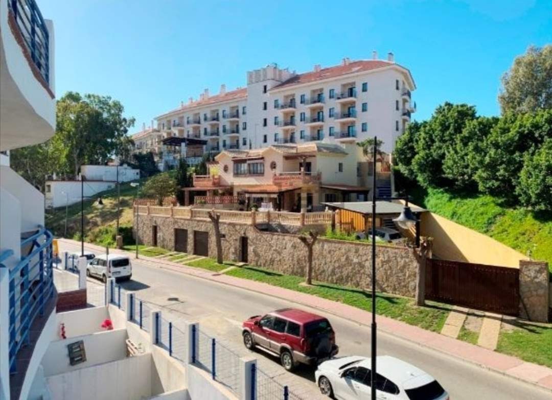 For rent MID SEASON from 1/09/2023-30/6/2024 nice apartment in Benalmadena Costa 200 meters from the beach