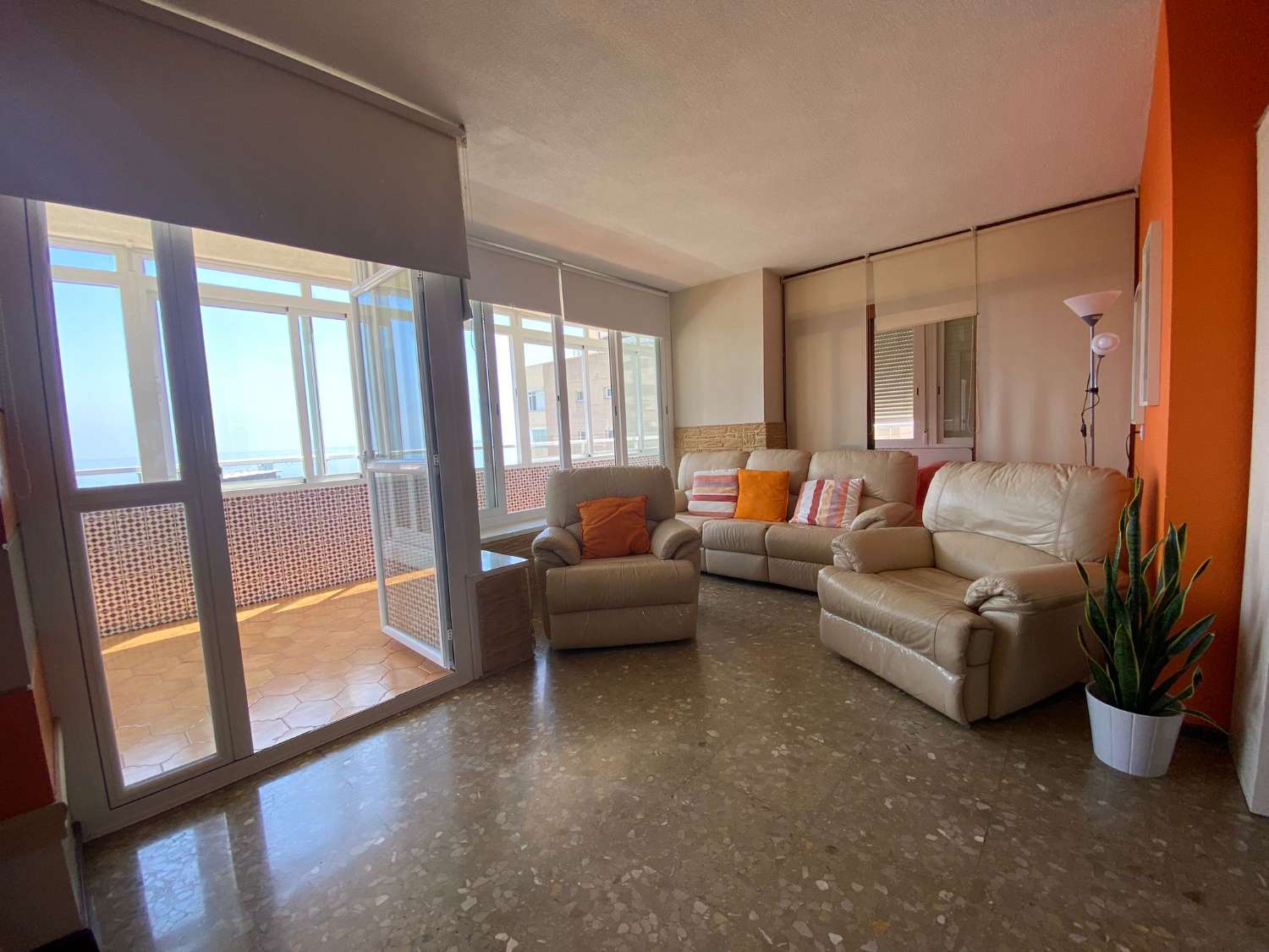 In affitto dal 01/09/23 al 30/06/24 magnifico appartamento a Playamar con vista sul mare (Torremolinos)