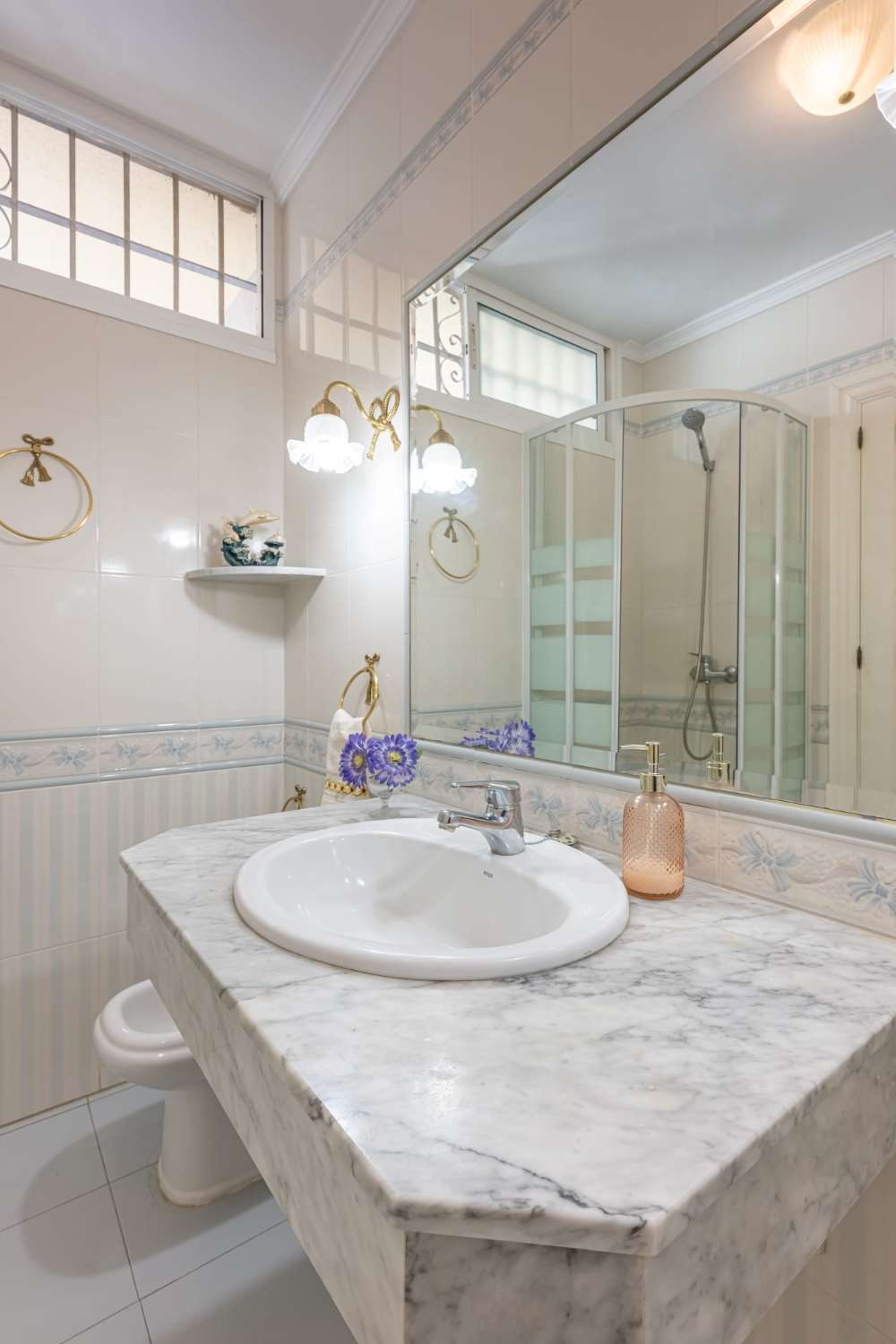 Vuokrattavana 31.05.2026 asti Kaunis huoneisto rannan 1. rivillä, josta on näkymät merelle ja Puerto Marinaan (Benalmádena)