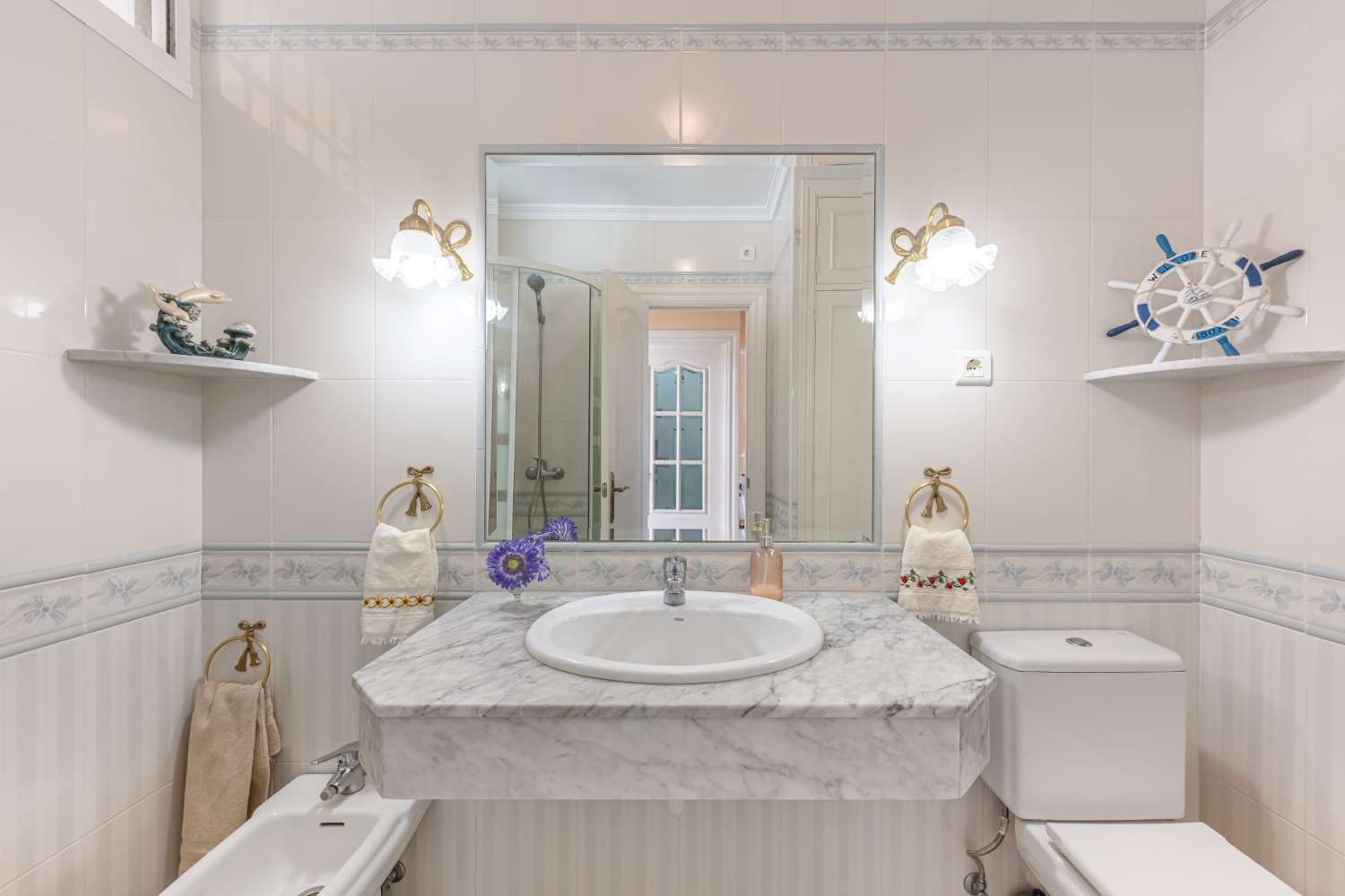 Vuokrattavana 31.05.2026 asti Kaunis huoneisto rannan 1. rivillä, josta on näkymät merelle ja Puerto Marinaan (Benalmádena)