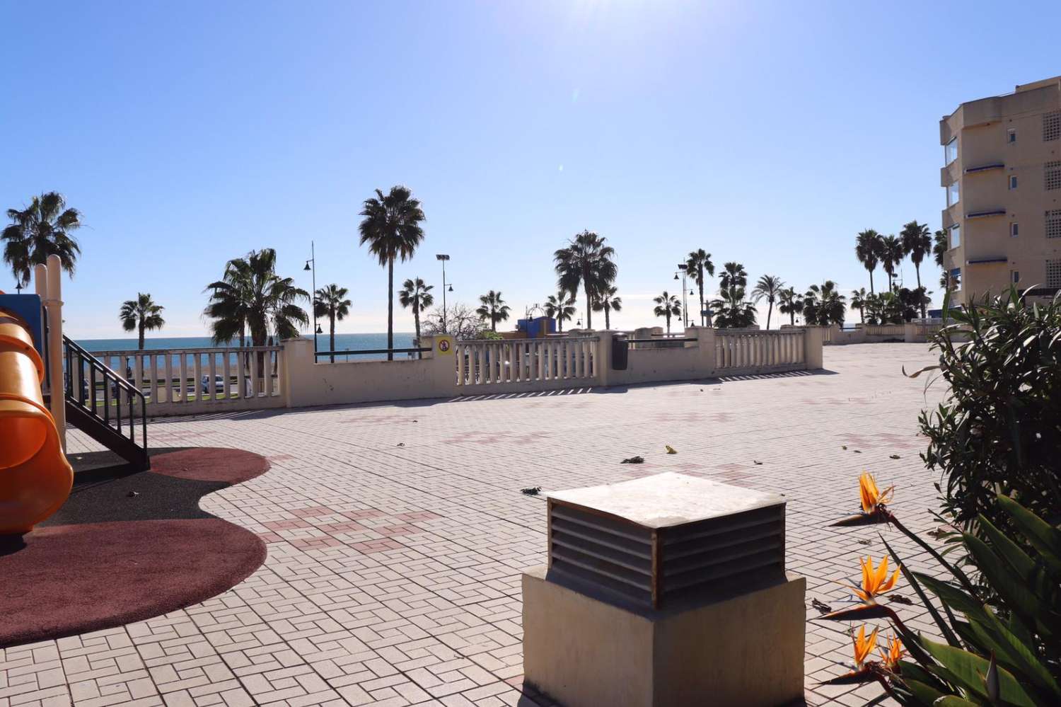 For rent MID SEASON from 01/10/2024 -31/03/2025 magnificent apartment on the 1st line of the beach in Los Alamos.