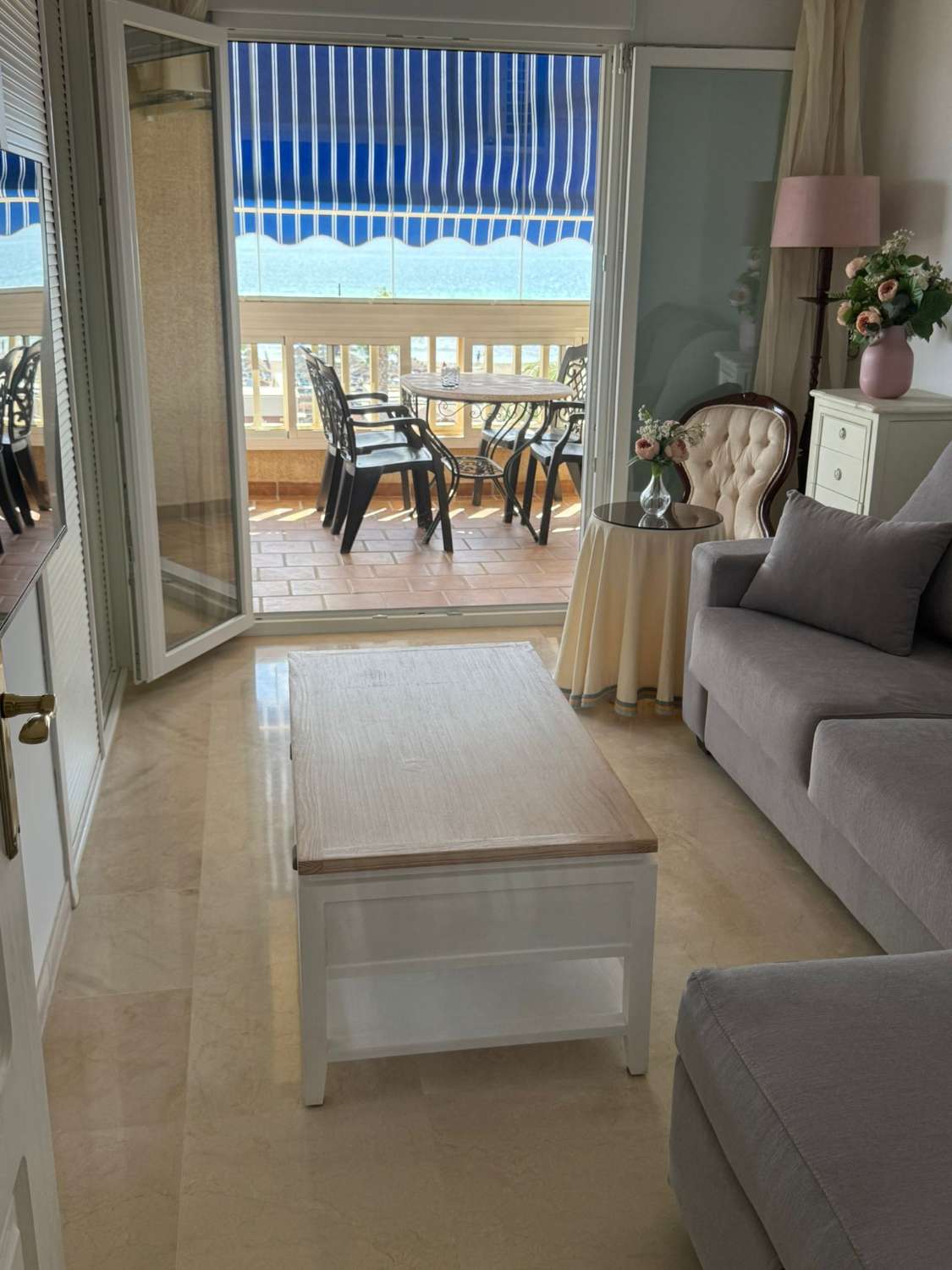 For rent from 01/10/2026 -30/06/2027 magnificent apartment on the 1st line of the beach in Los Alamos.