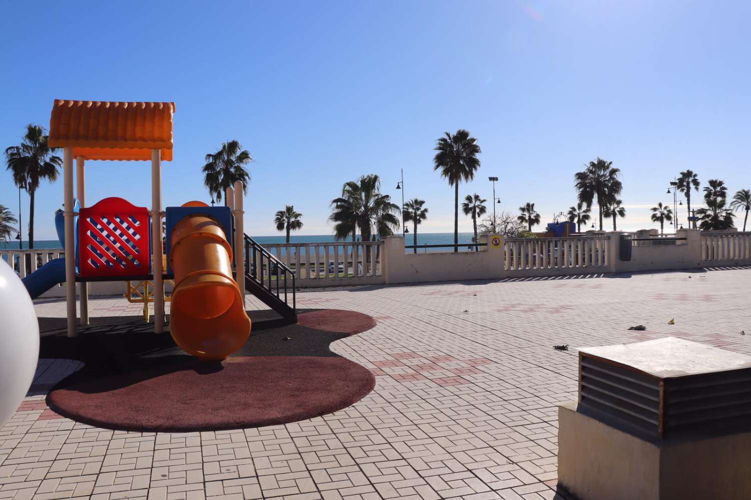 For rent MID SEASON from 01/10/2024 -31/03/2025 magnificent apartment on the 1st line of the beach in Los Alamos.