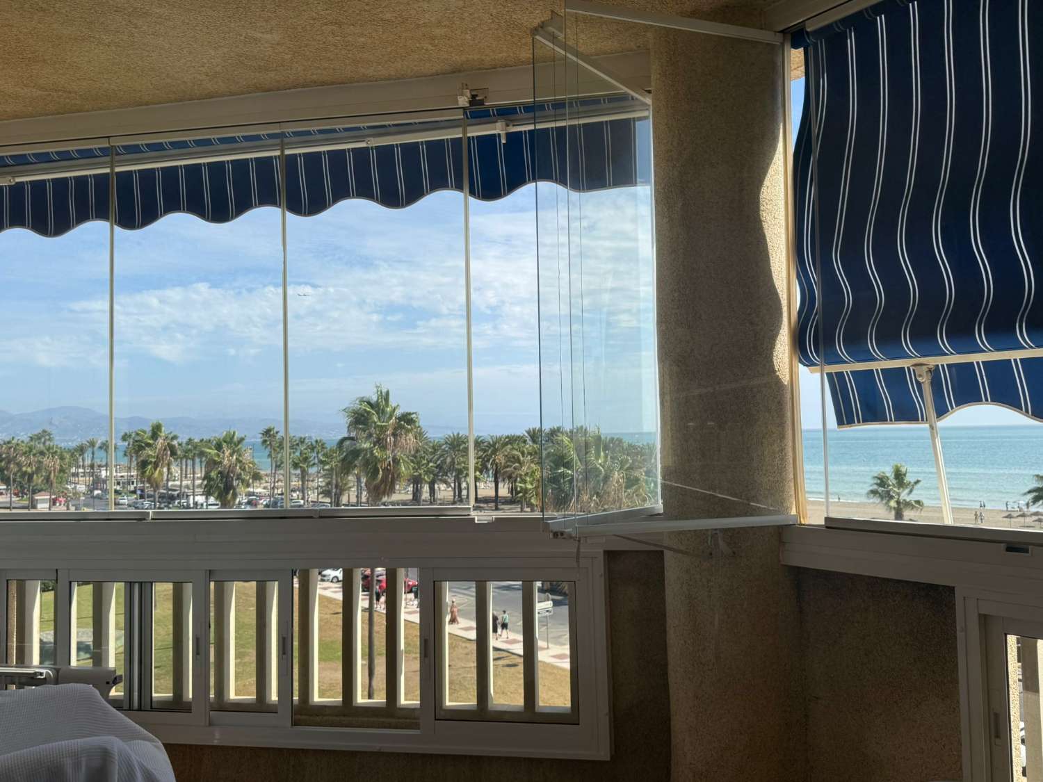 For rent from 01/10/2026 -30/06/2027 magnificent apartment on the 1st line of the beach in Los Alamos.