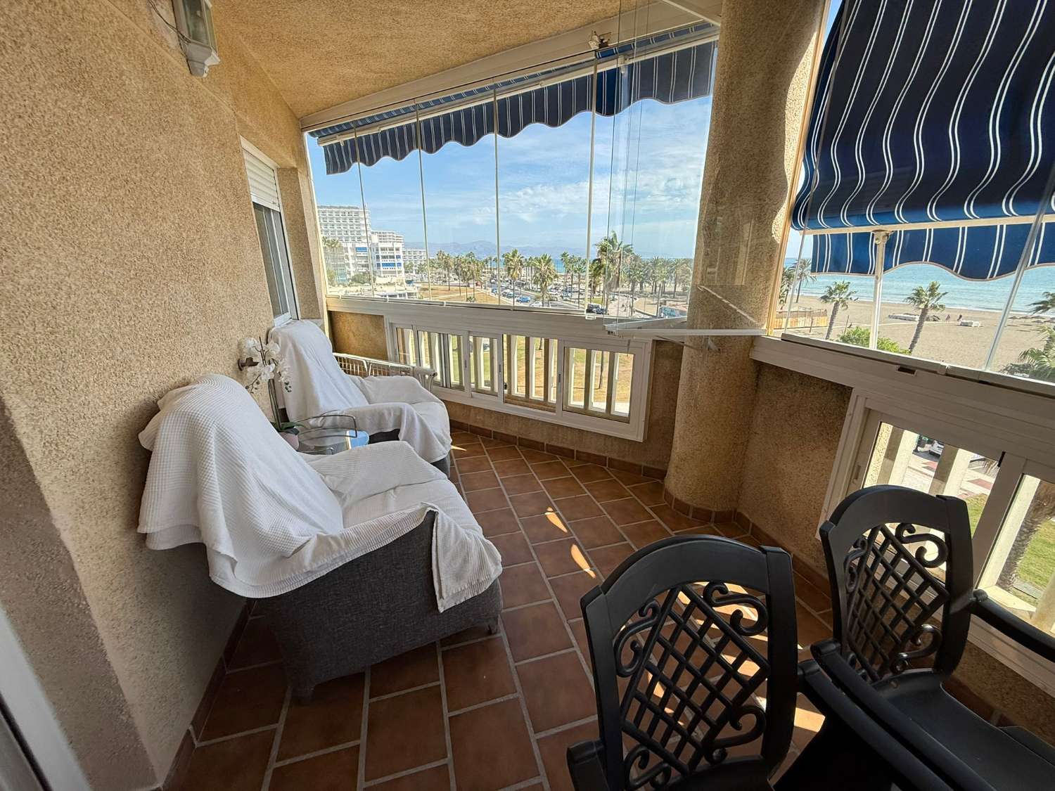 For rent from 01/10/2026 -30/06/2027 magnificent apartment on the 1st line of the beach in Los Alamos.