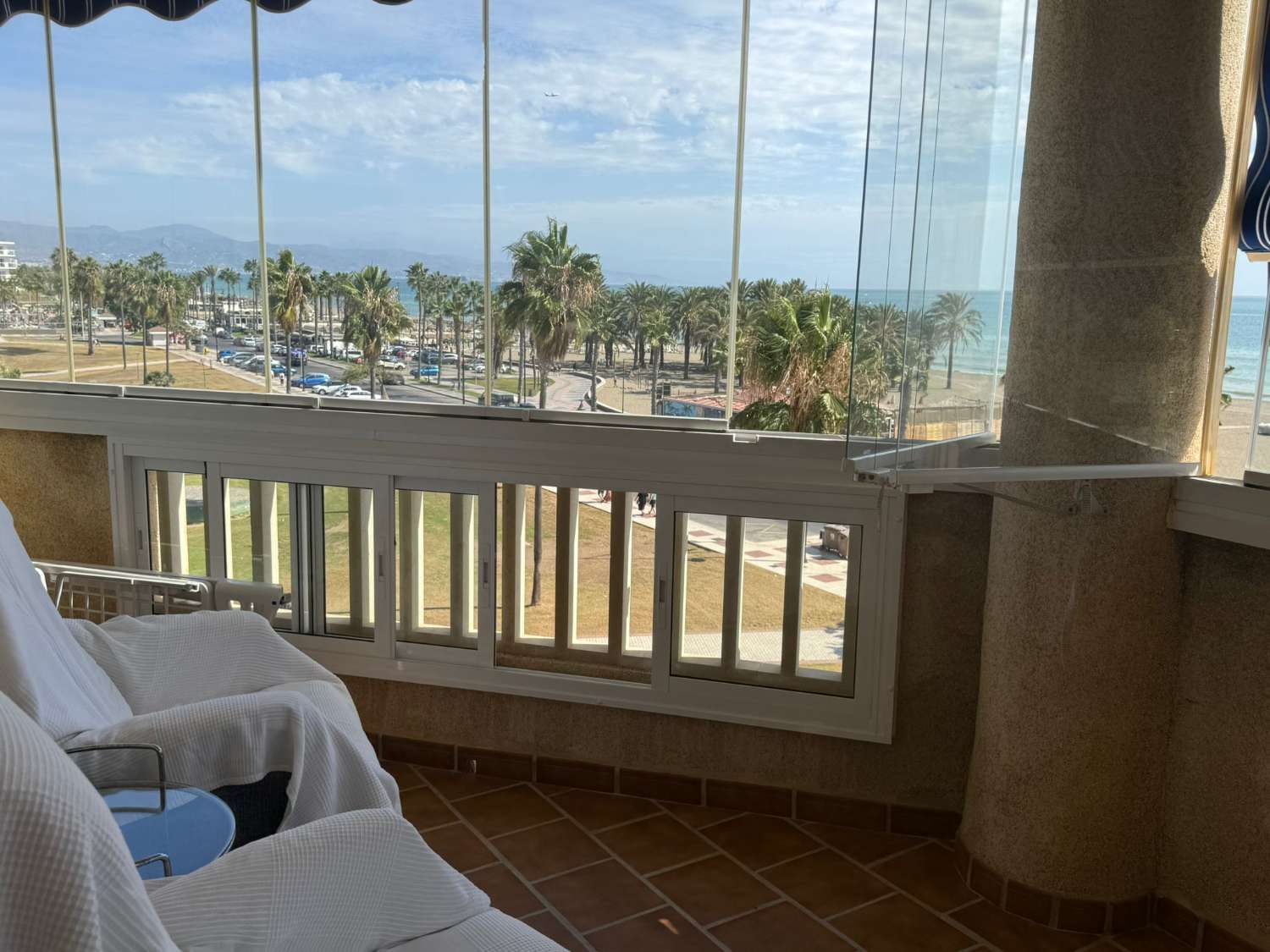 For rent from 01/10/2026 -30/06/2027 magnificent apartment on the 1st line of the beach in Los Alamos.