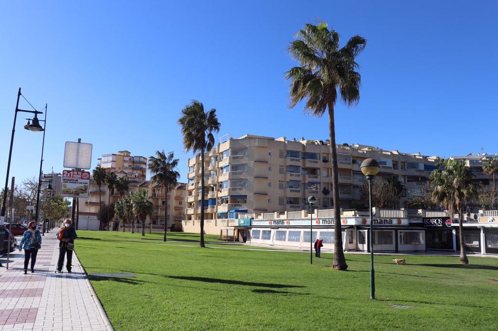 For rent MID SEASON from 01/10/2024 -31/03/2025 magnificent apartment on the 1st line of the beach in Los Alamos.