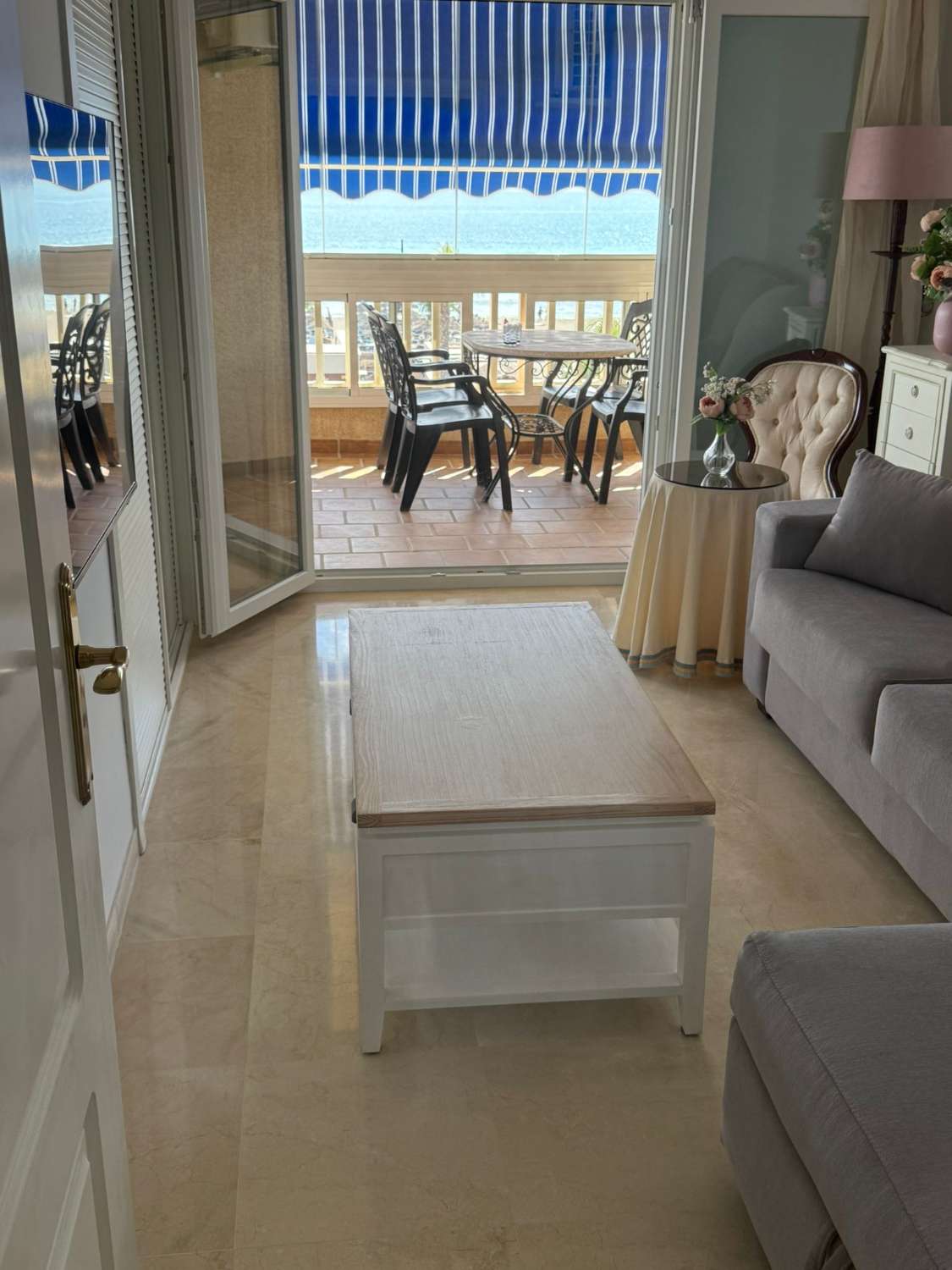 For rent from 01/10/2026 -30/06/2027 magnificent apartment on the 1st line of the beach in Los Alamos.