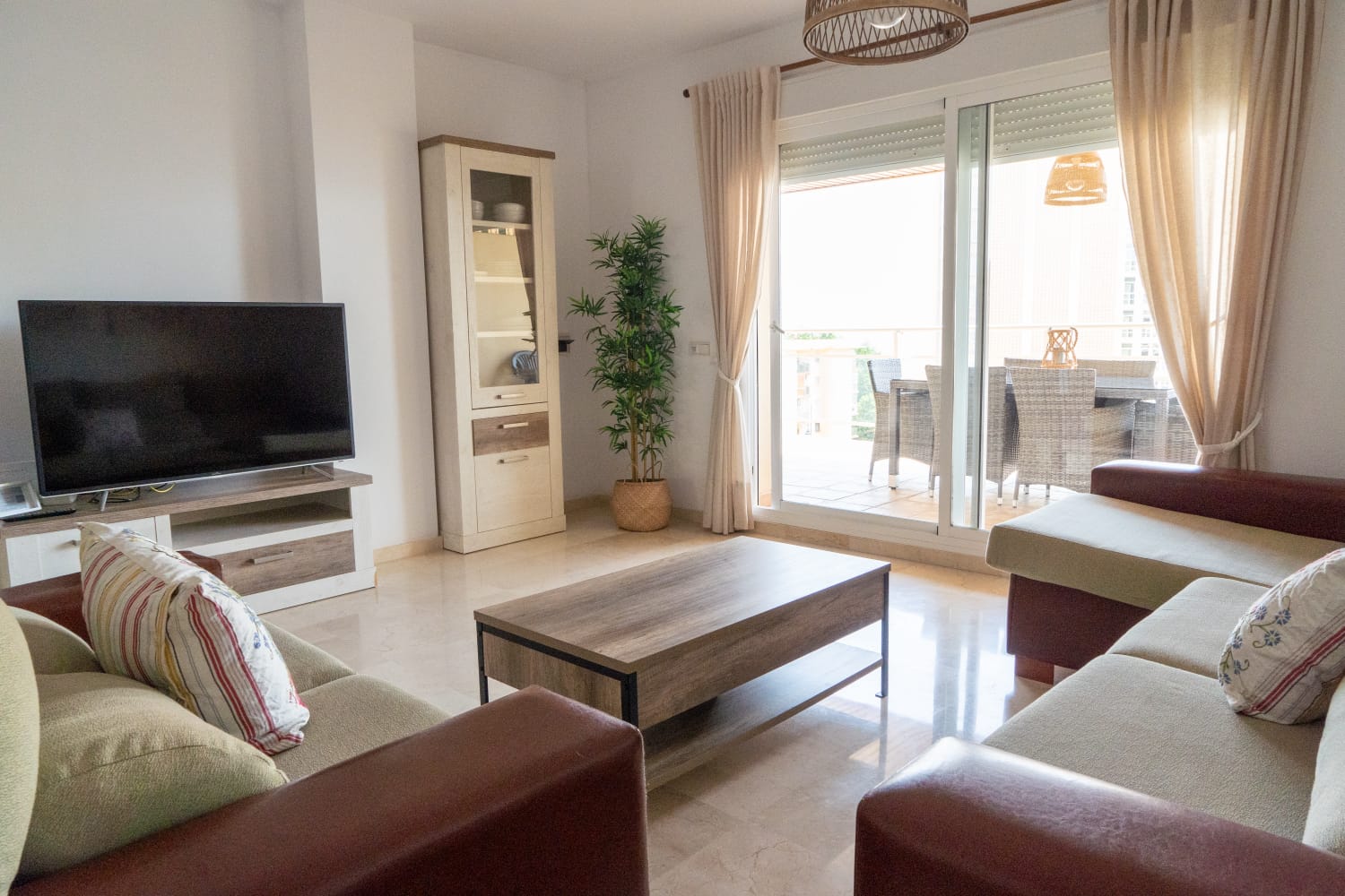 Schöne Wohnung zu vermieten vom 01.10.2024 - 30.06.2025 mit Meerblick in Fuengirola