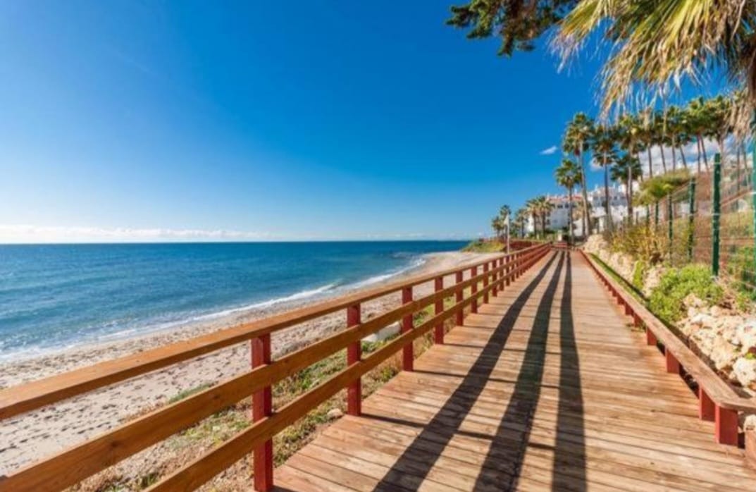 Zur Miete vom 09.01.2026 bis 30.06.20267 prächtige Wohnung an der ersten Strandlinie in Calahonda (Mijas).