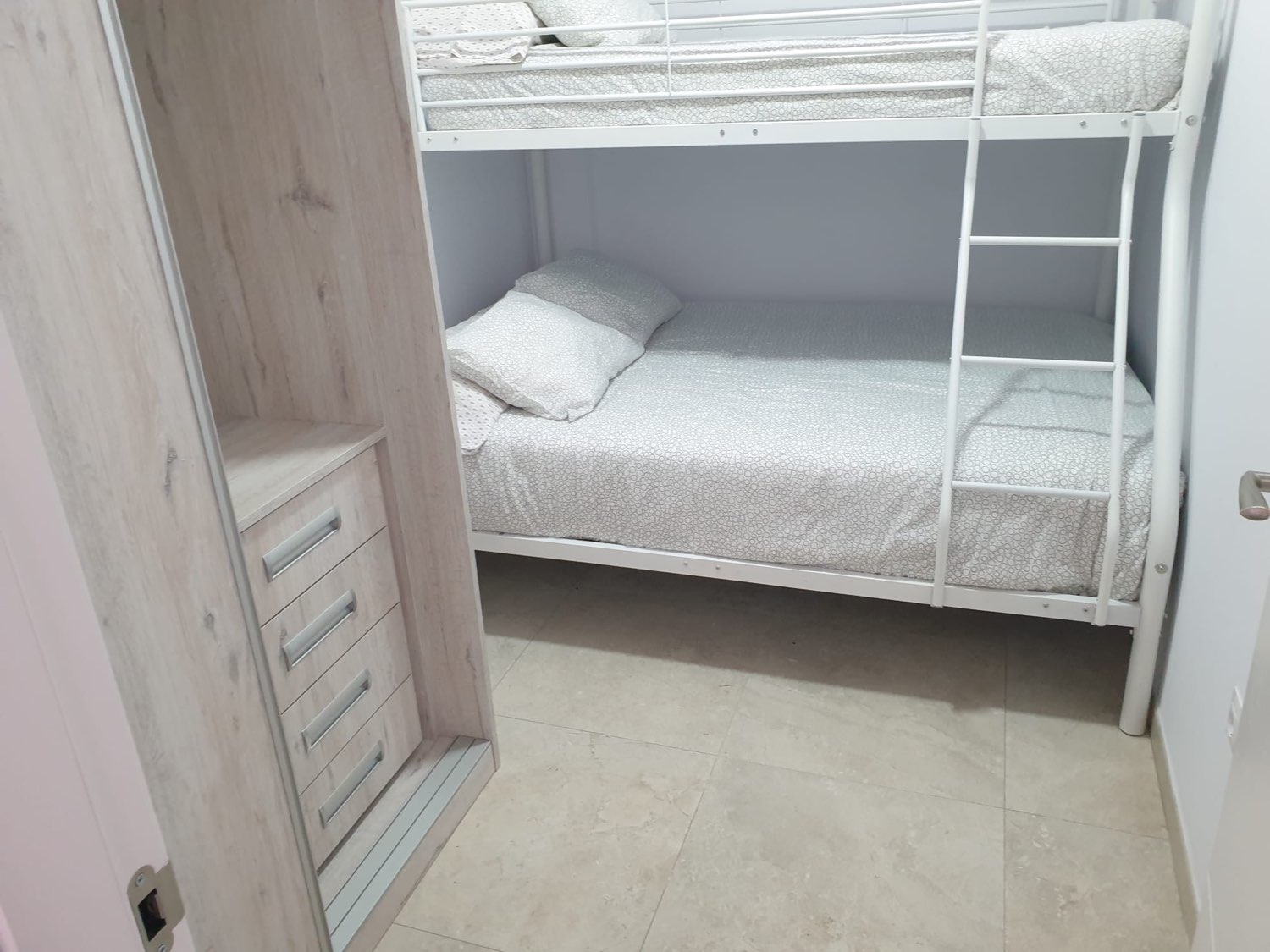 Zur Miete vom 09.01.2026 bis 30.06.20267 prächtige Wohnung an der ersten Strandlinie in Calahonda (Mijas).