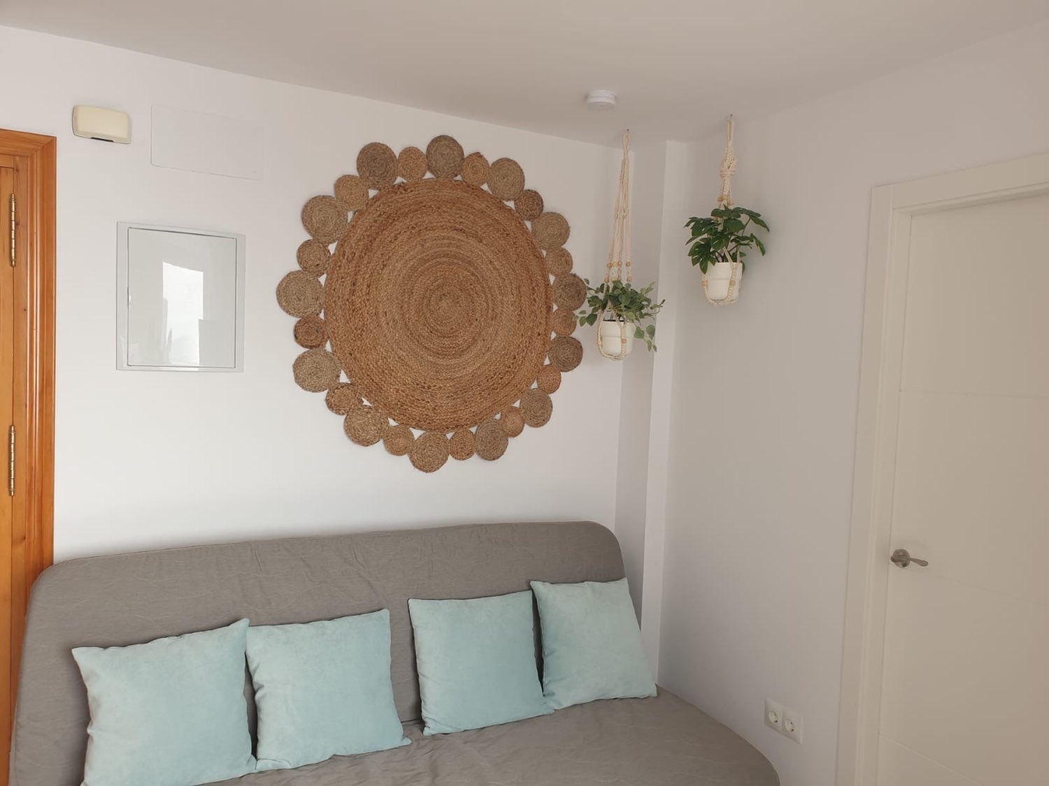 Zur Miete vom 09.01.2026 bis 30.06.20267 prächtige Wohnung an der ersten Strandlinie in Calahonda (Mijas).