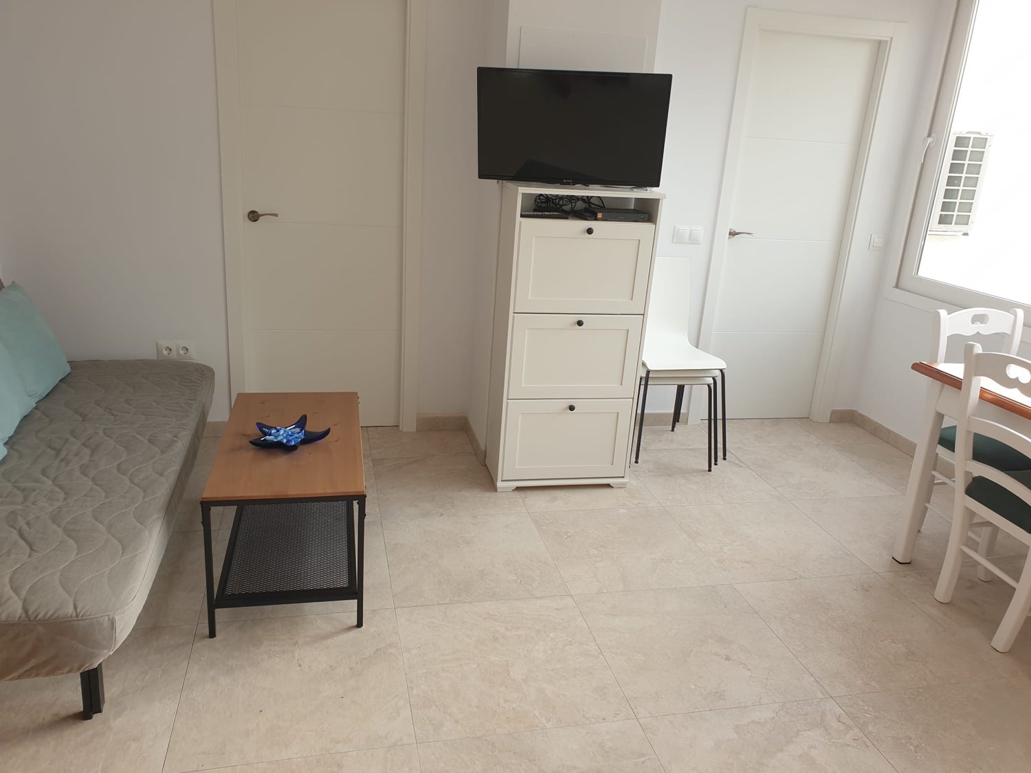 Zur Miete vom 09.01.2026 bis 30.06.20267 prächtige Wohnung an der ersten Strandlinie in Calahonda (Mijas).