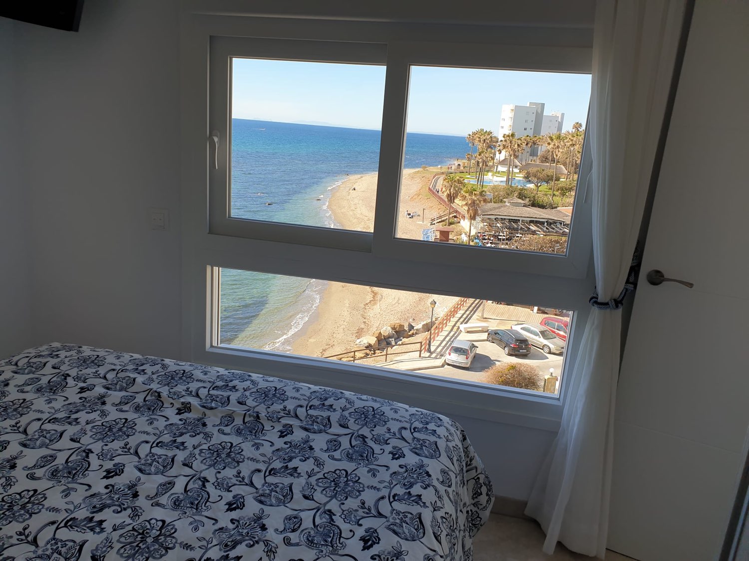 Zur Miete vom 09.01.2026 bis 30.06.20267 prächtige Wohnung an der ersten Strandlinie in Calahonda (Mijas).