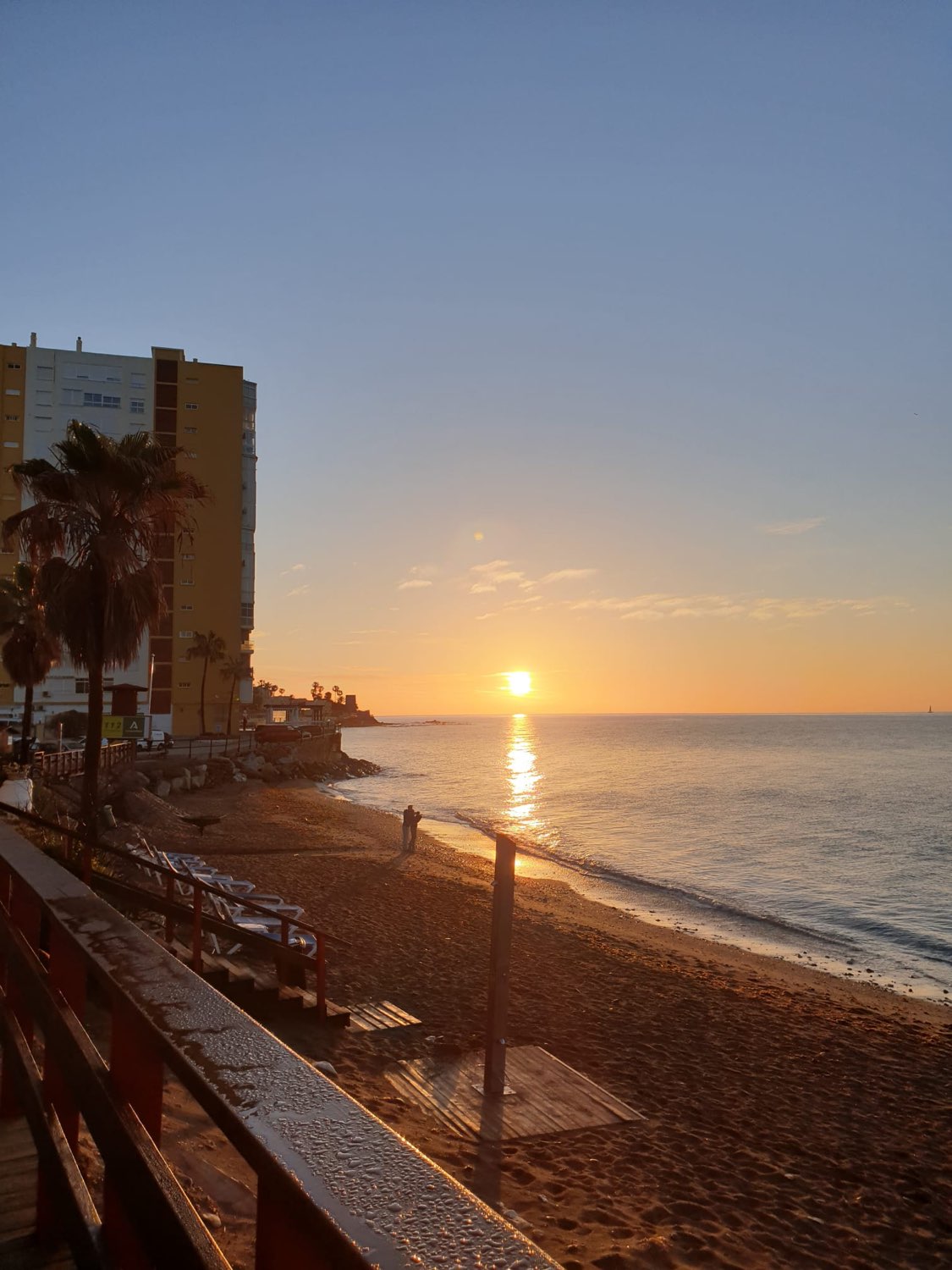 Zur Miete vom 09.01.2026 bis 30.06.20267 prächtige Wohnung an der ersten Strandlinie in Calahonda (Mijas).
