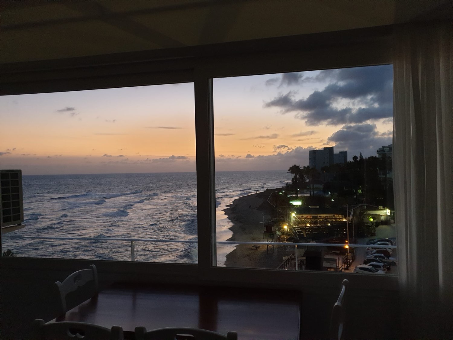 Zur Miete vom 09.01.2026 bis 30.06.20267 prächtige Wohnung an der ersten Strandlinie in Calahonda (Mijas).